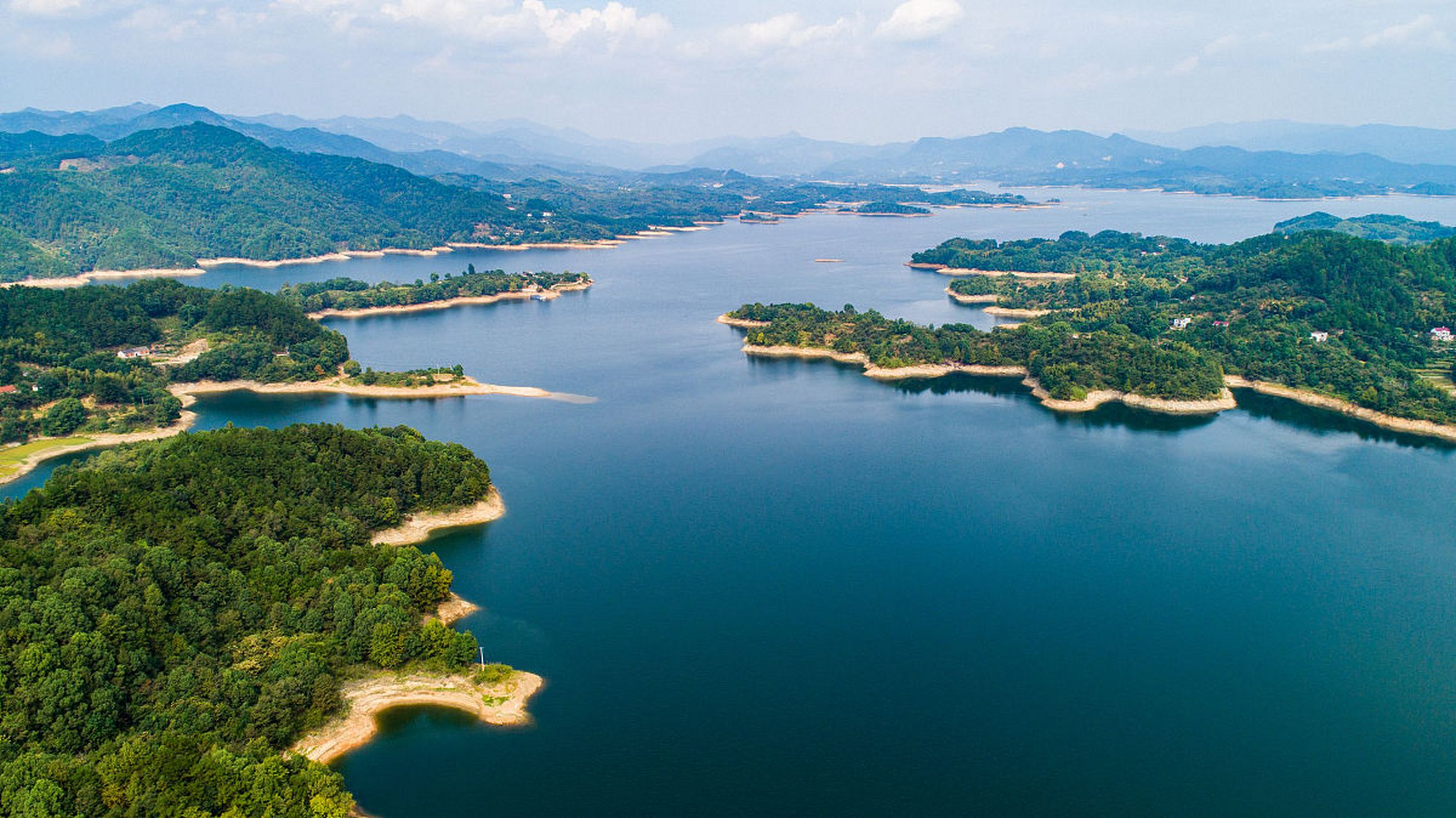 太湖县有花亭湖风景区,五千年文博园等国家4a级景区,还有刘邓大军