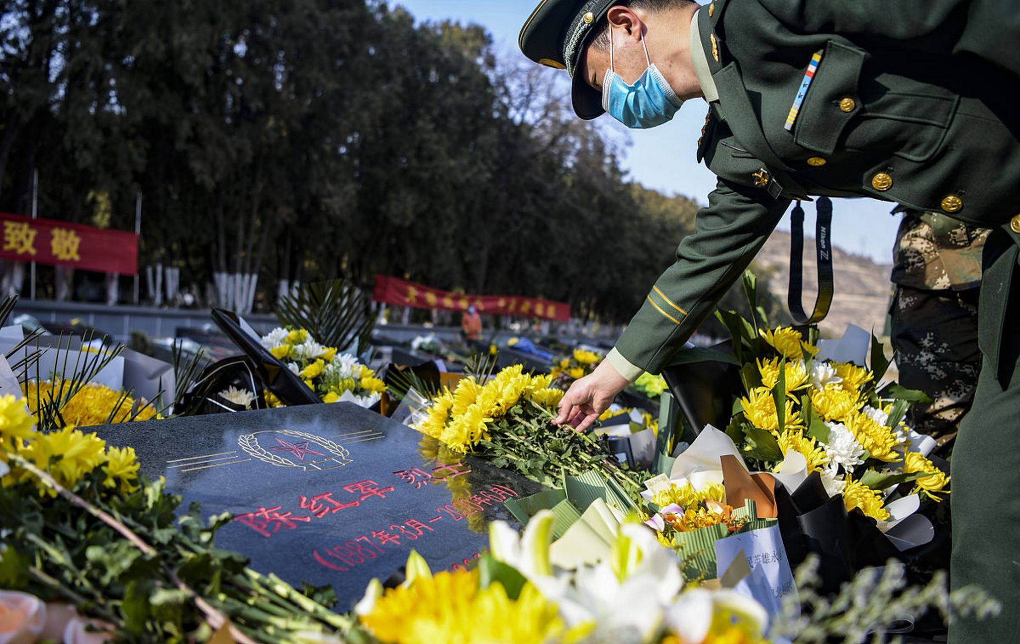 【缅怀!#凉山救火英雄杨瑞伦墓被花束环绕#:四年了,思念一直都在