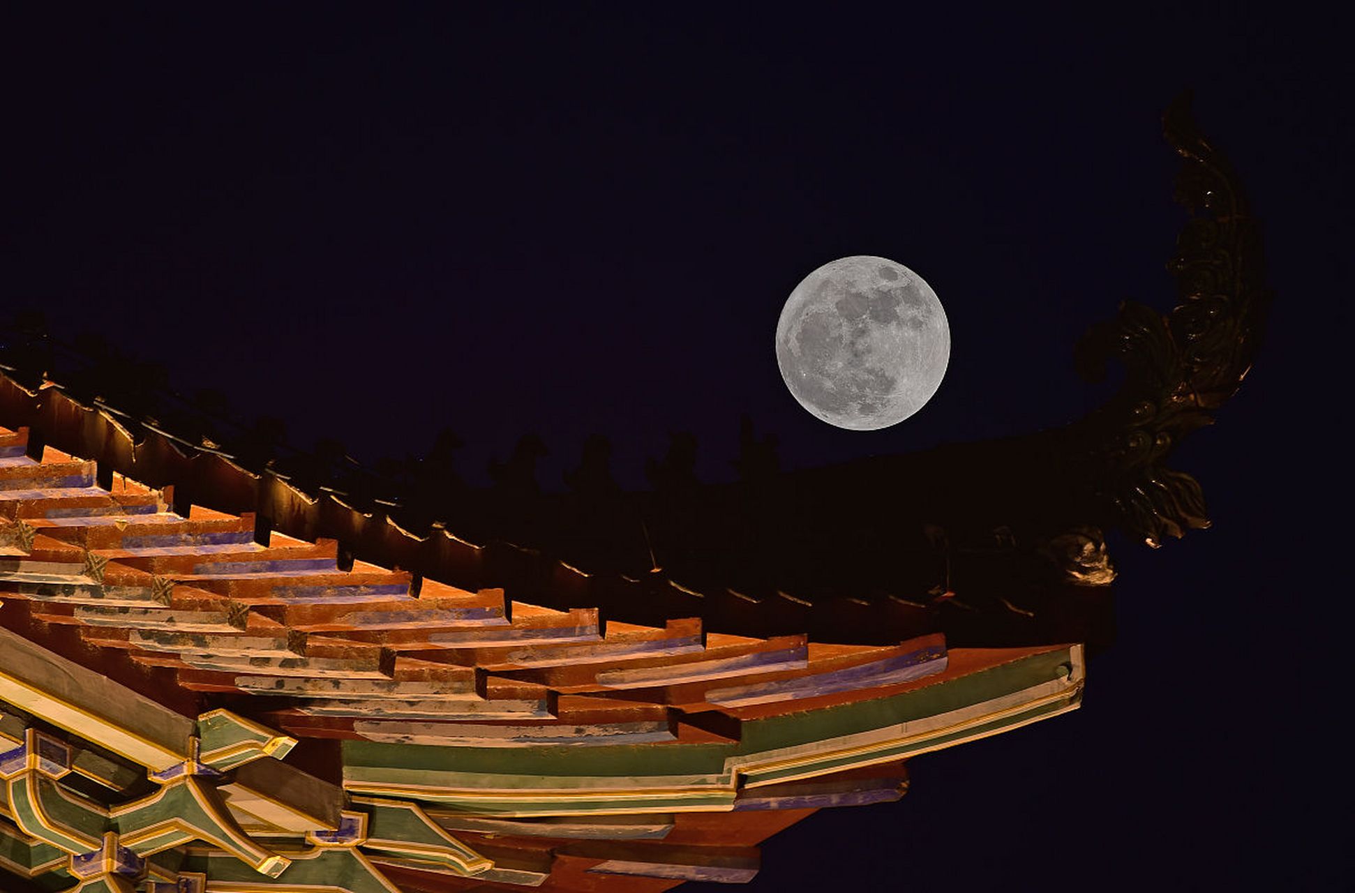 我揉碎一枚月亮,化作万千星辰,我要把他放进你的眸子里,从此在这星火