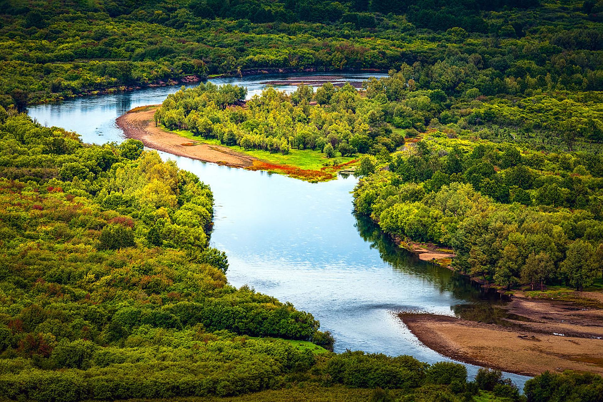 额尔古纳国家湿地公园是一个独具特色的地方,它位于中国东北部的