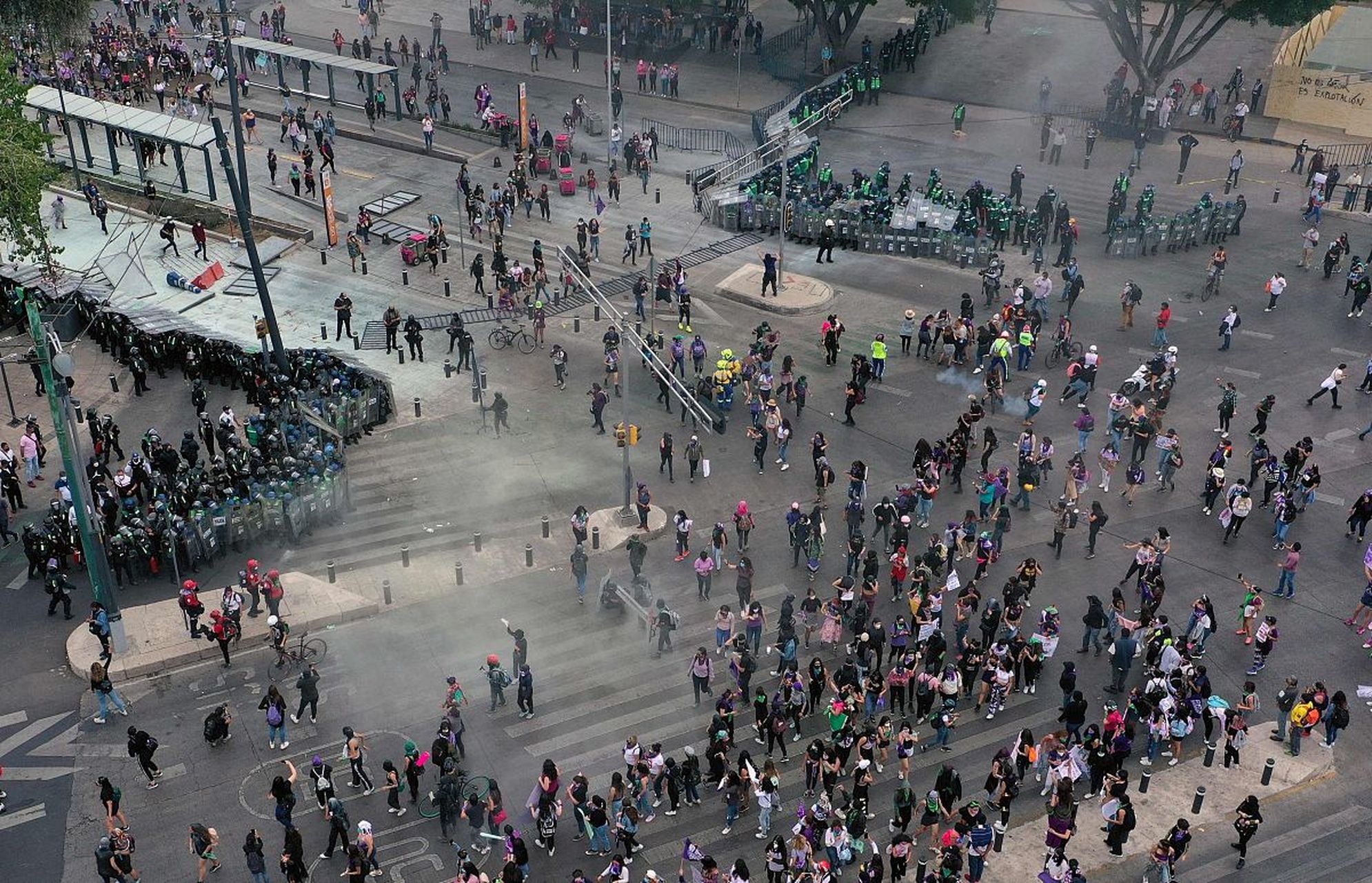 万人空巷,意思是家家户户的人都从巷子里面出来了,多用来形容庆祝