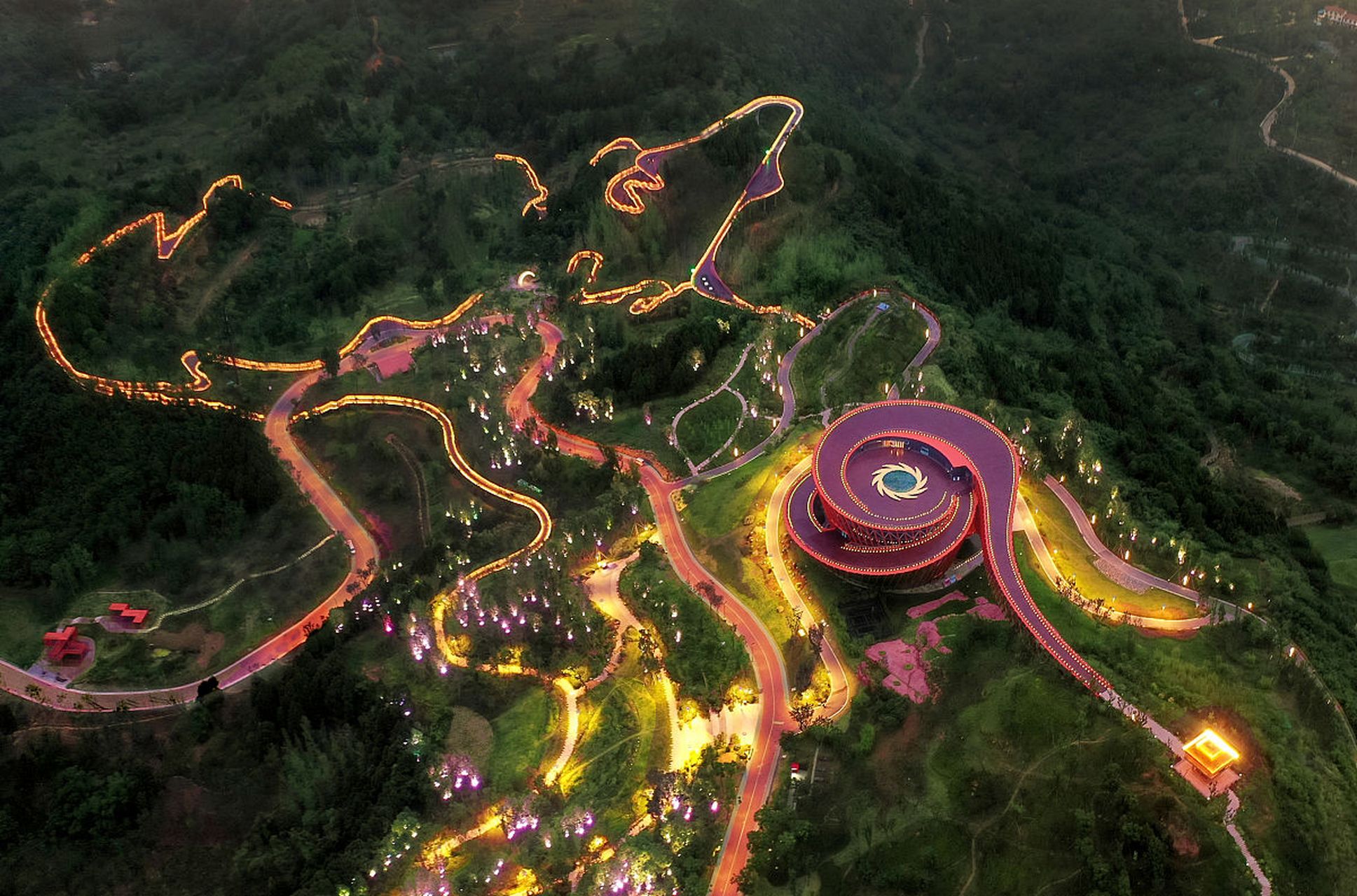 随着春天的脚步渐近,龙泉山城市森林公园成为了市民们春游的首选之地.