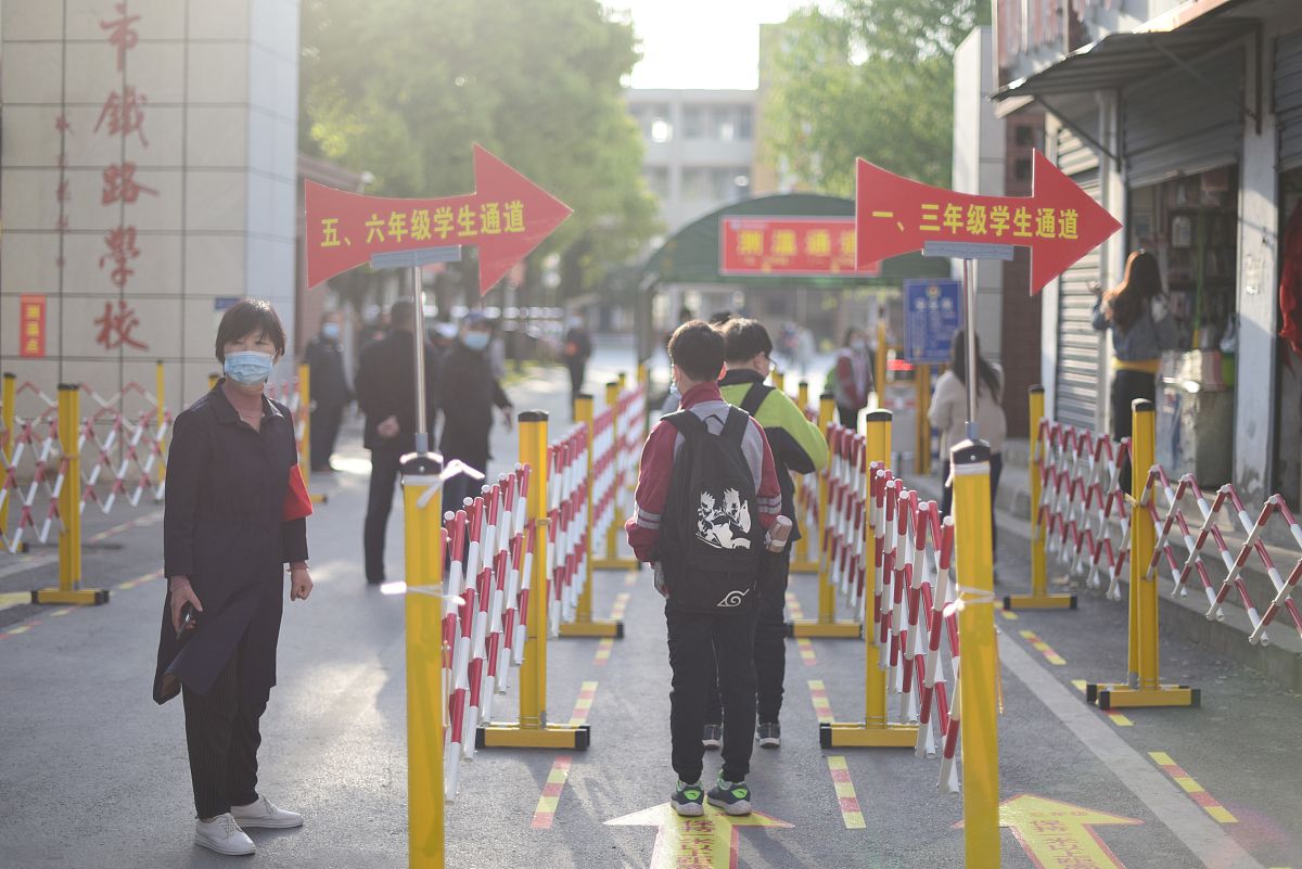 学生进校门要