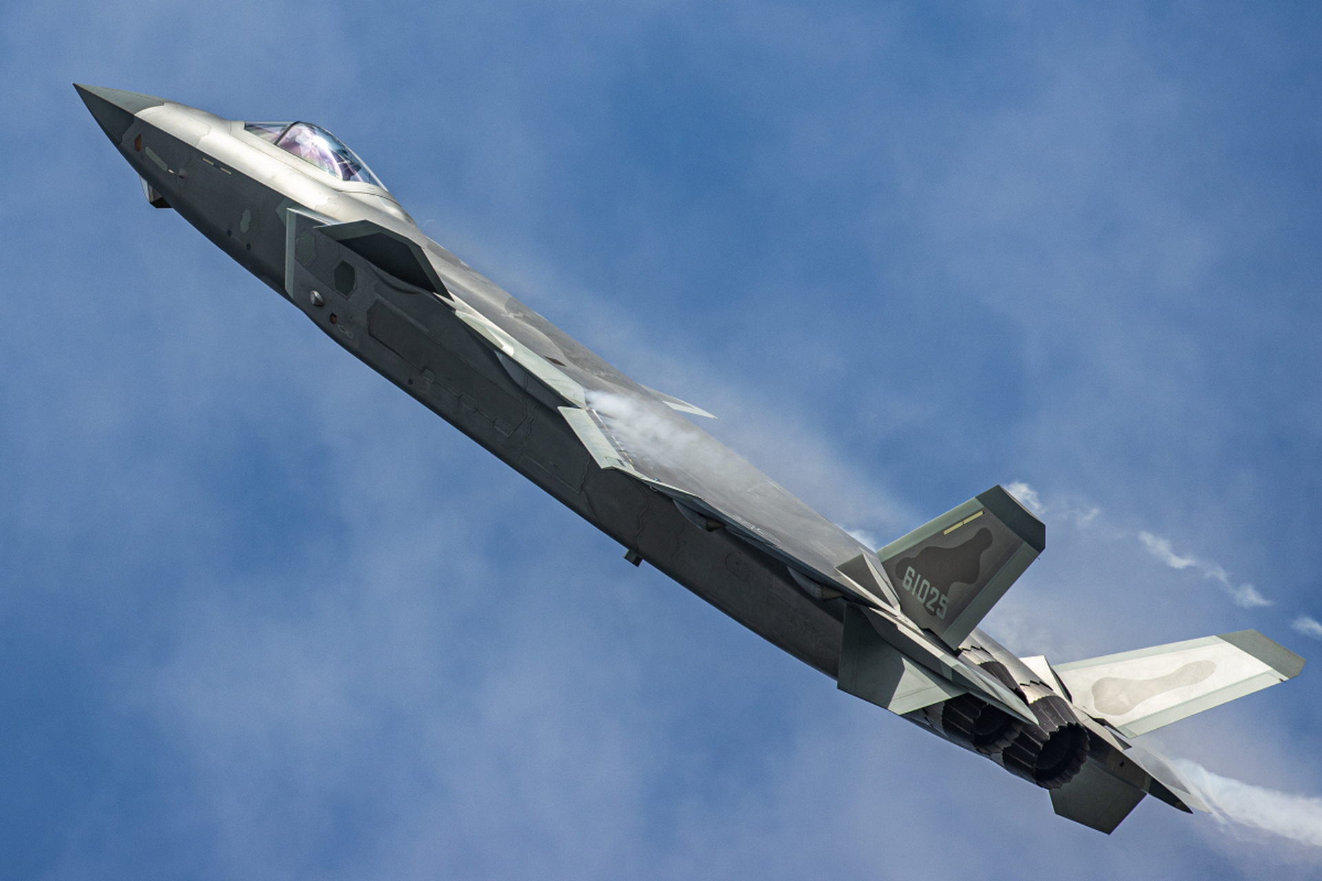 至于我们所研发的歼20战机不仅仅是有着隐身能力,而且在全机身还是用