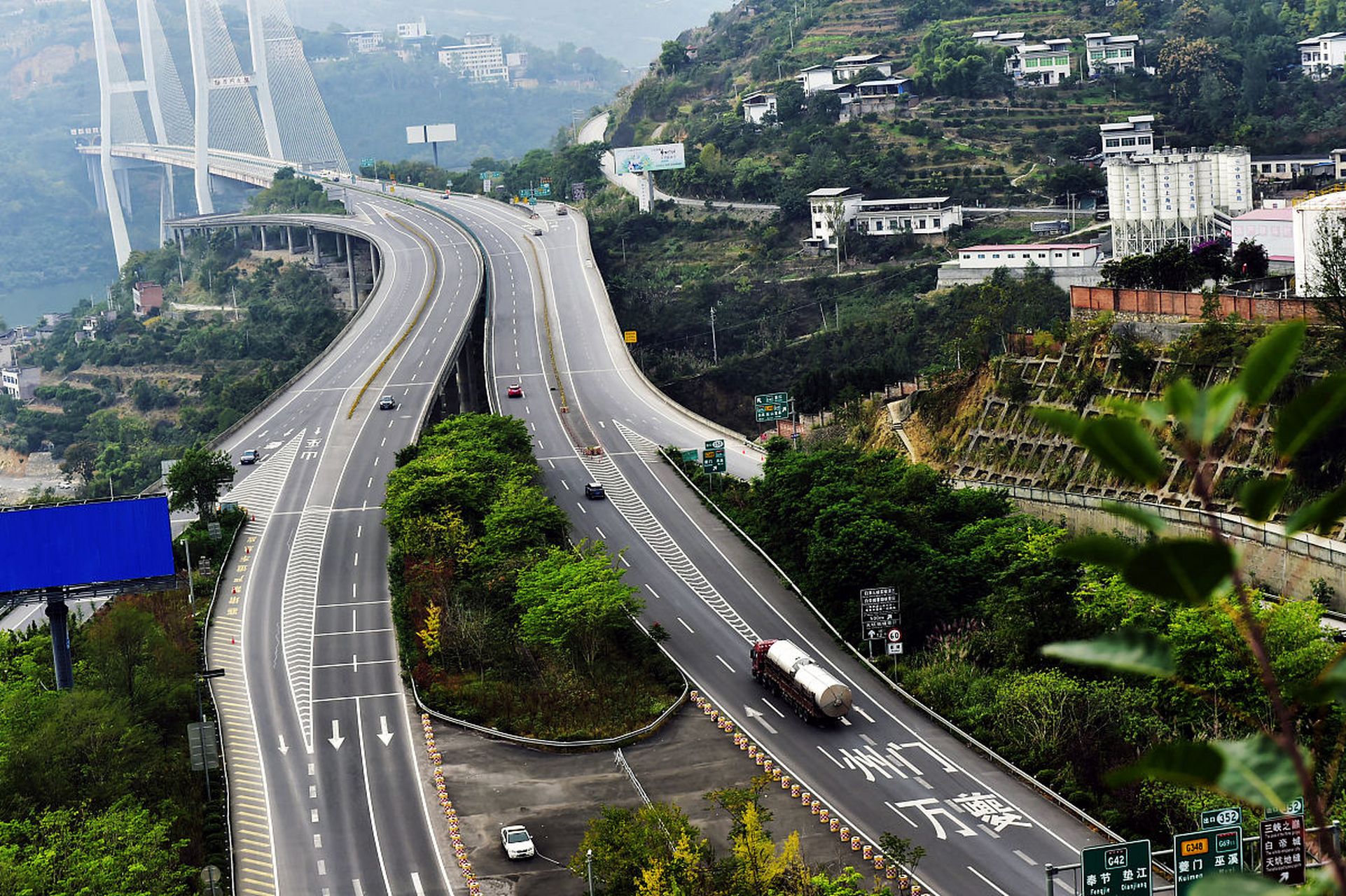 2024年1月4日清晨,s3沪奉高速沪南公路出口处因团雾引发多车碰擦事故.