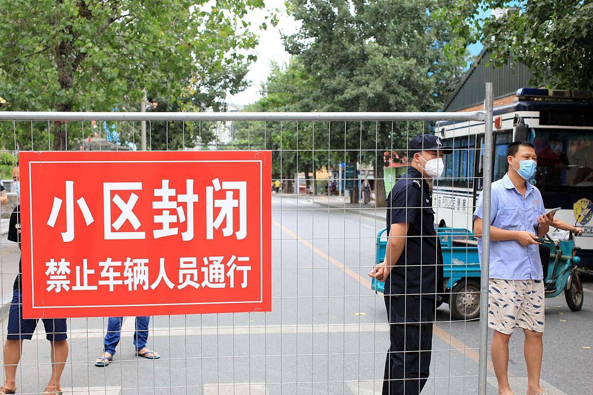 封闭在小区内的人是各种各样的,其想法和做法肯定是不一样的?