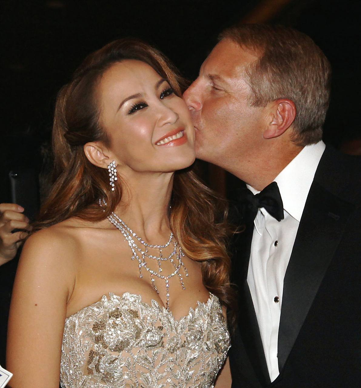 2011年,李玟与加拿大籍富豪乐裕民举行婚礼,耗资1.27亿人民币.