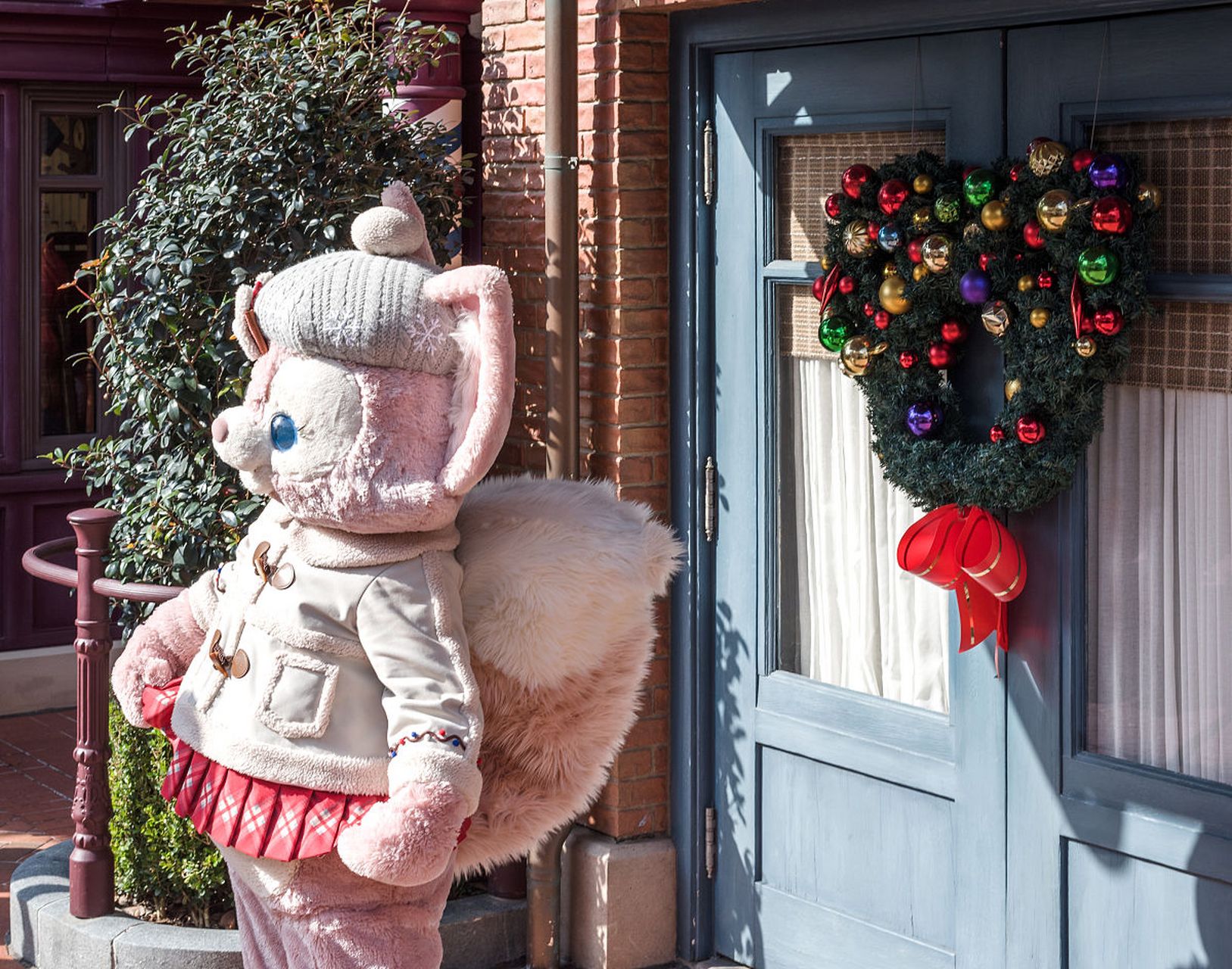 关于迪士尼人偶头套,博士黄佳说拍打头部有可能会让扮演者出现脑震荡