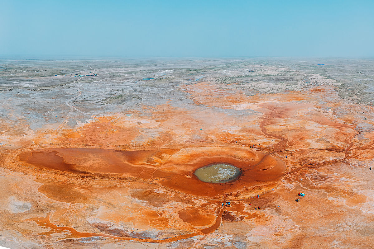 恶魔之眼:艾肯泉位于青海省茫崖市花土沟镇莫合尔布鲁克村,被称为"