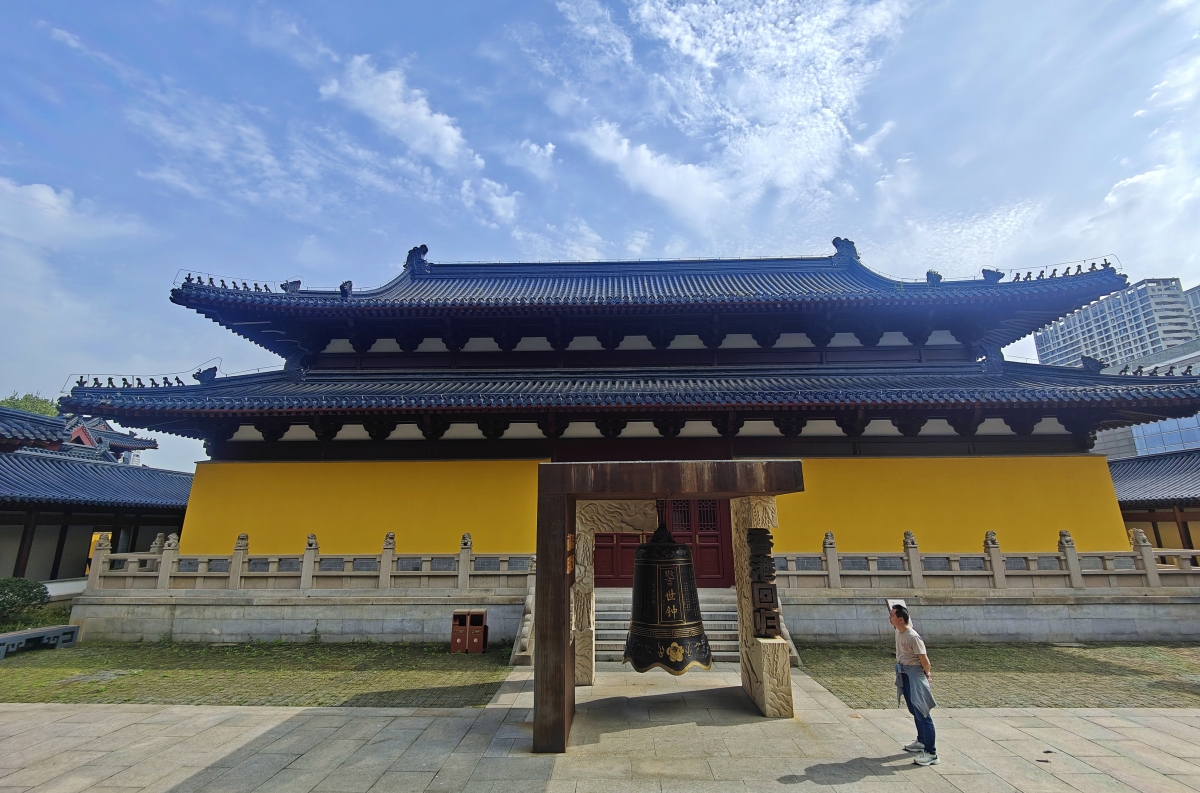 兜率寺位于南京市浦口区狮子岭景区内,曾有常住僧侣四十余人,2006年被