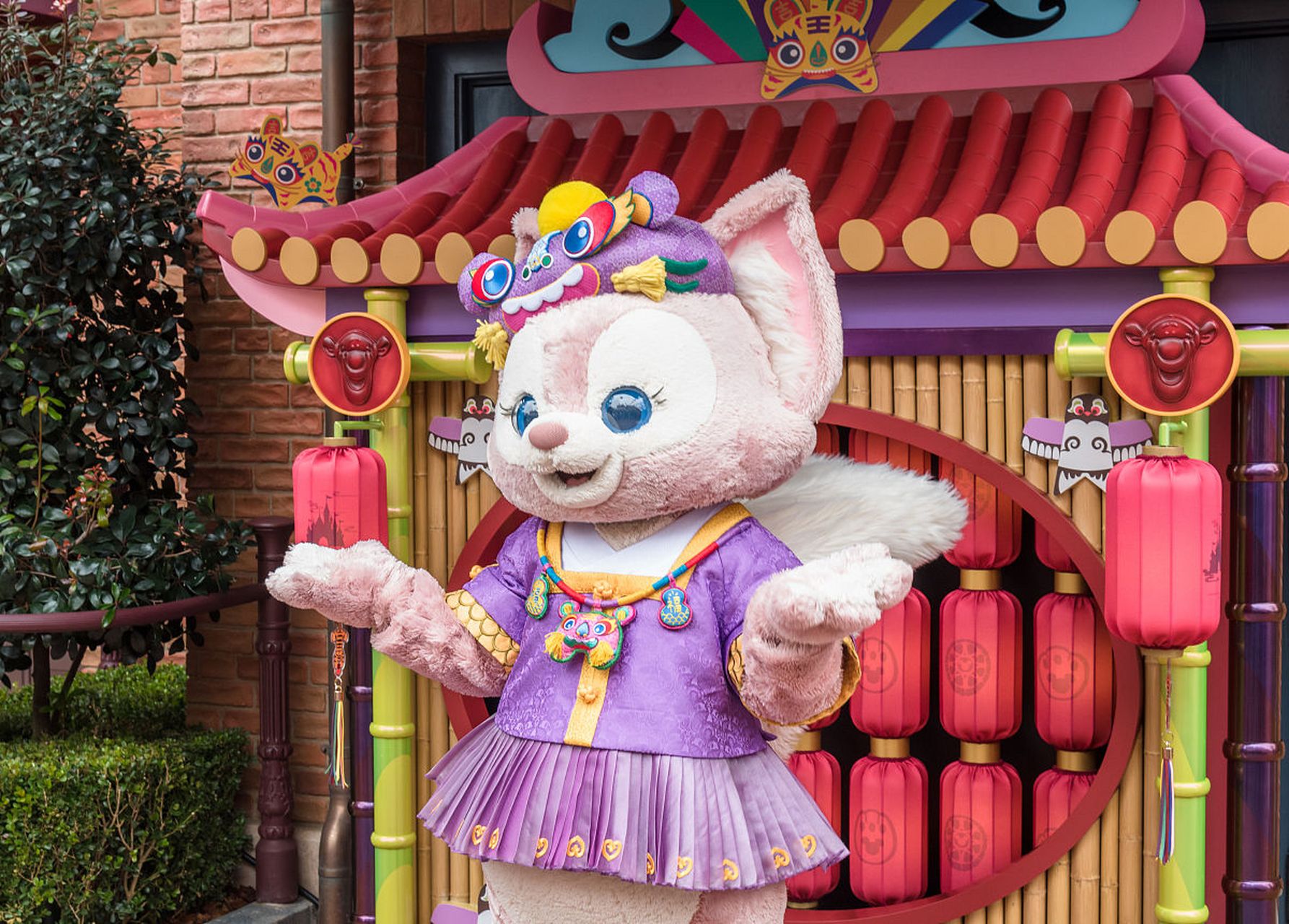 有网友称,因人偶头套内部是金属框架,拍打有可能造成扮演者脑震荡甚至