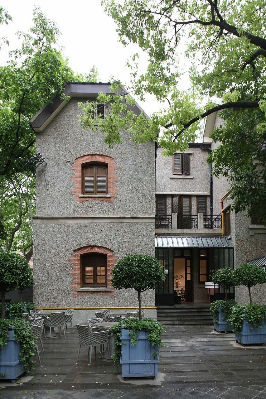 上海柯灵故居的建筑风格是西班牙式风格.