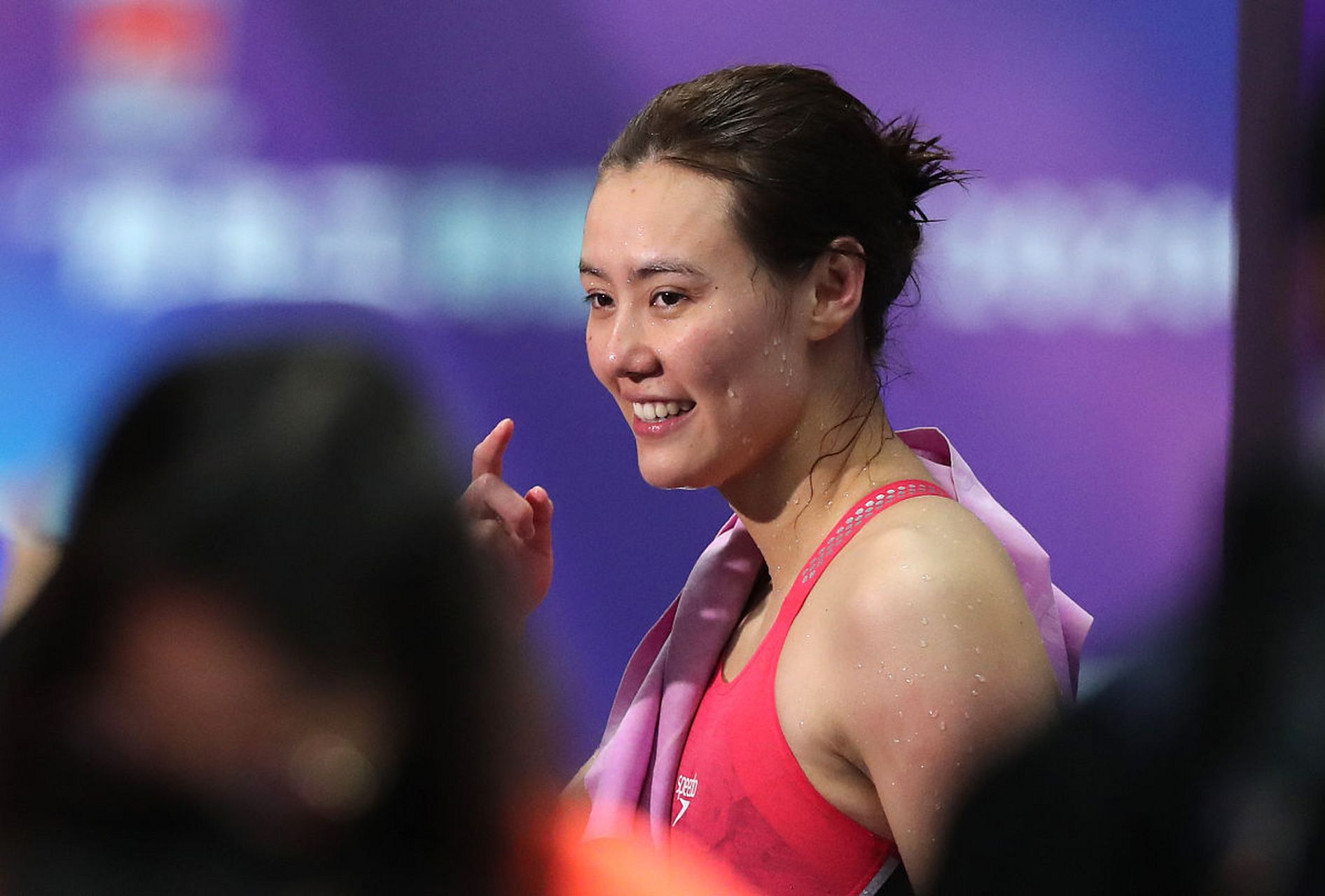 被称为"跳水女皇"的吴敏霞结婚时,对婆婆下跪敬茶,婆婆却一脸骄傲地接