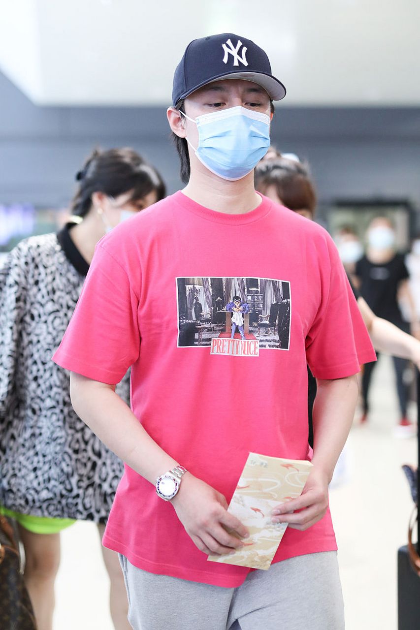 尹正对外一贯的气质,给人一种阴柔的感觉,哪怕他是发福变胖了,也还被