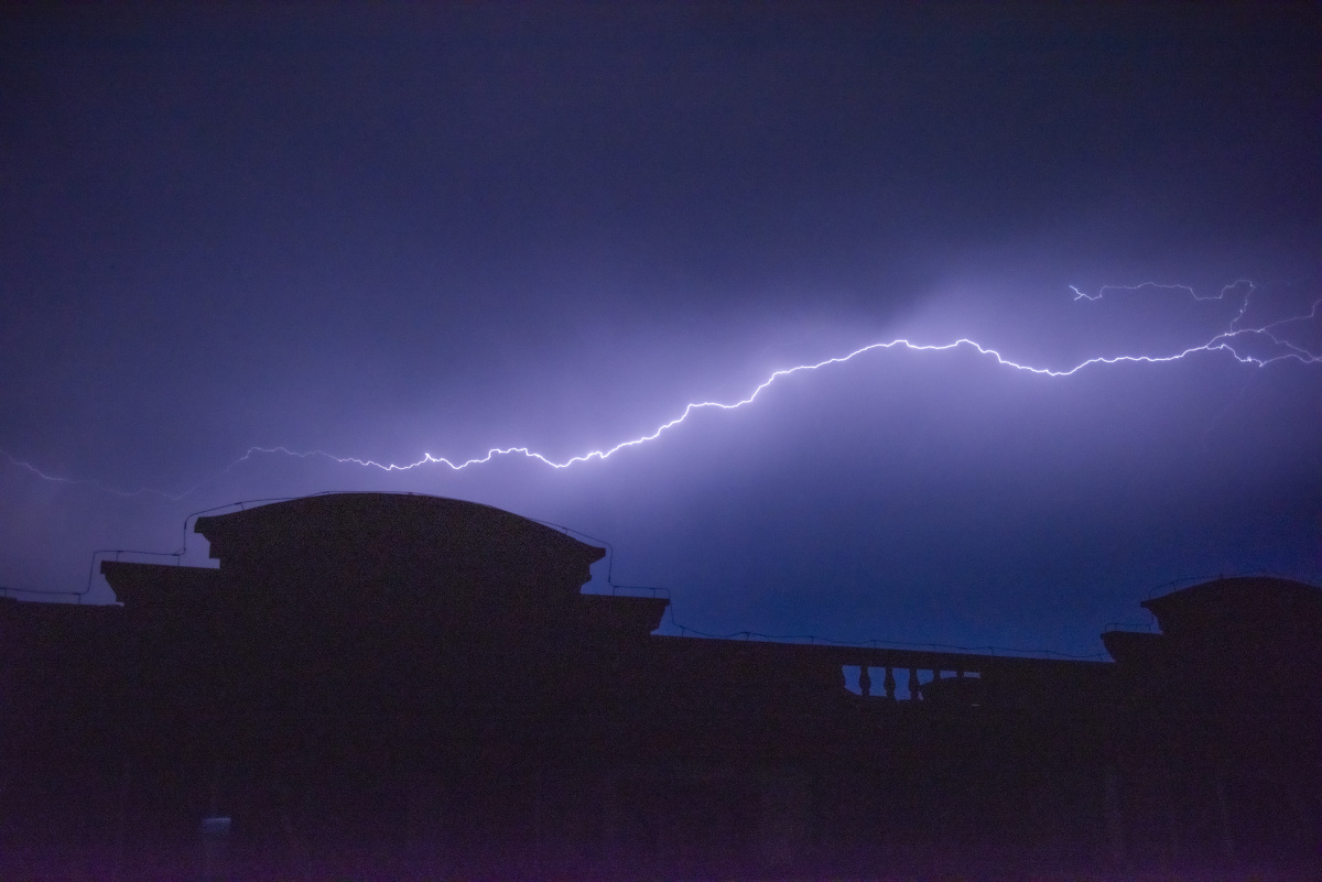 雷雨天不能接打电话容易遭雷劈是真的吗