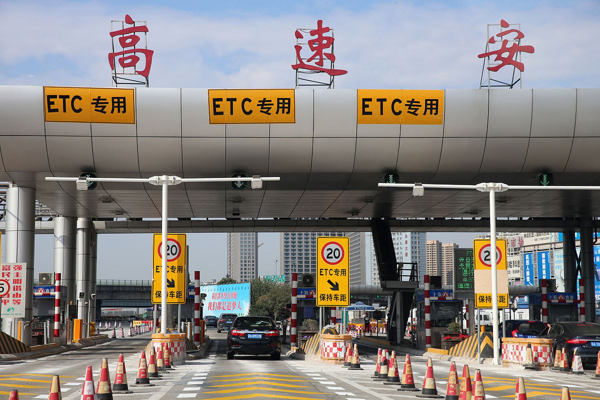 你的车牌就是付款码,2025新政落地,23个省实测3秒过站,费用直降2成