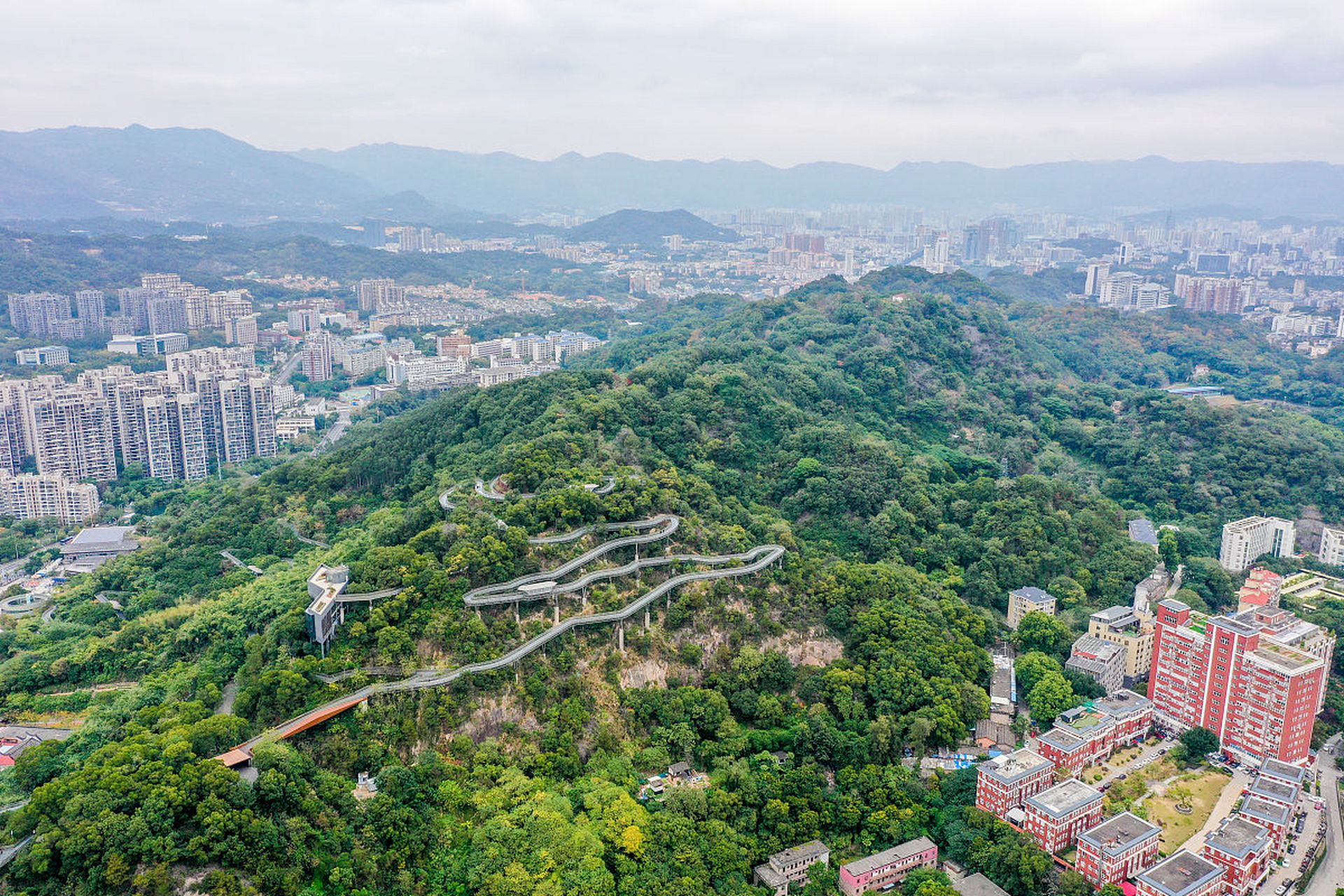在这里,你可以感受到大自然的魅力,享受到爬山的乐趣.