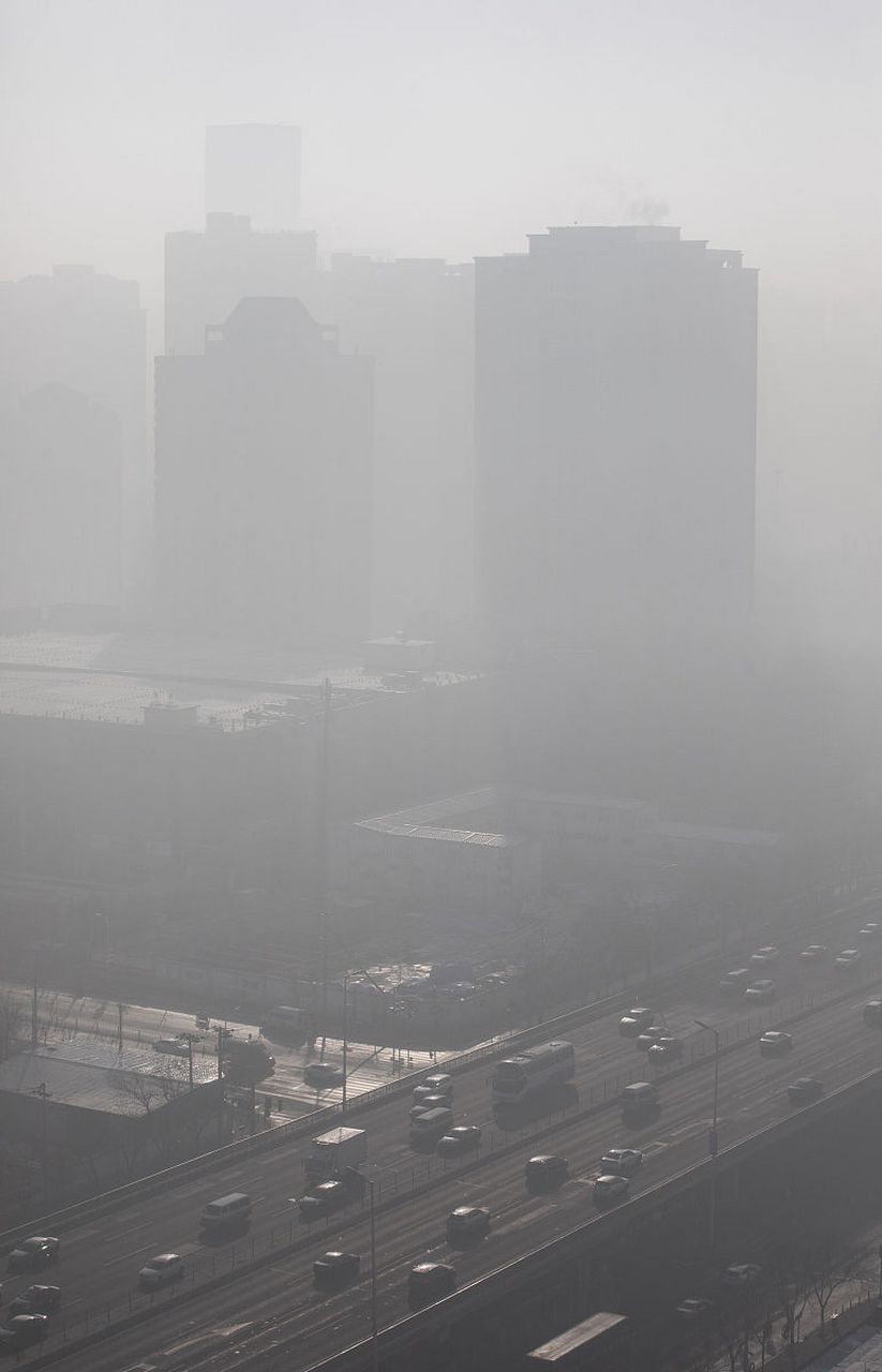 今日,雾霾重重,遮蔽了远方的山峦与近处的楼影