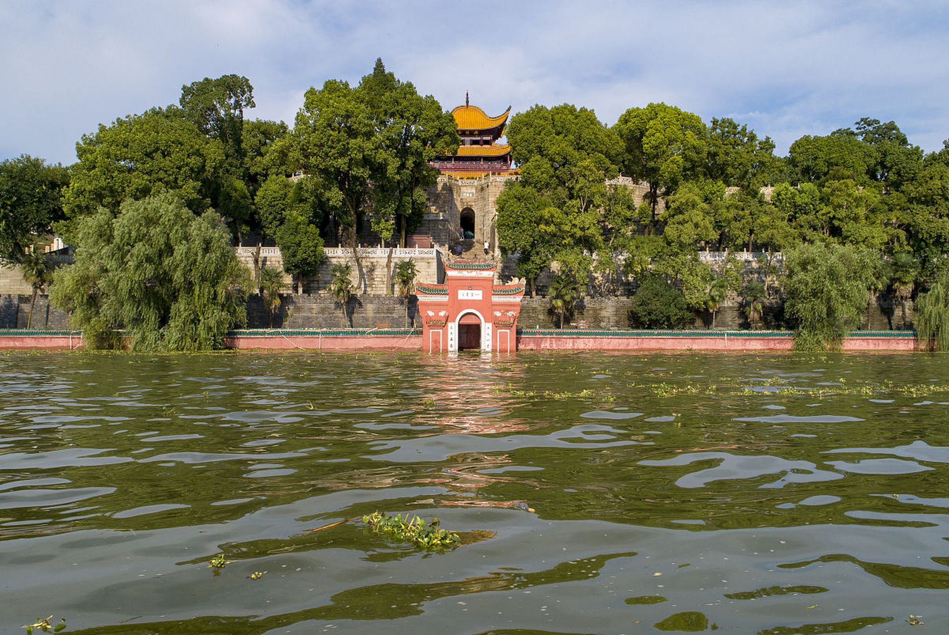 秋天来临,岳阳的风景如诗如画,让人流连忘返.这次,让我们一起探索岳阳
