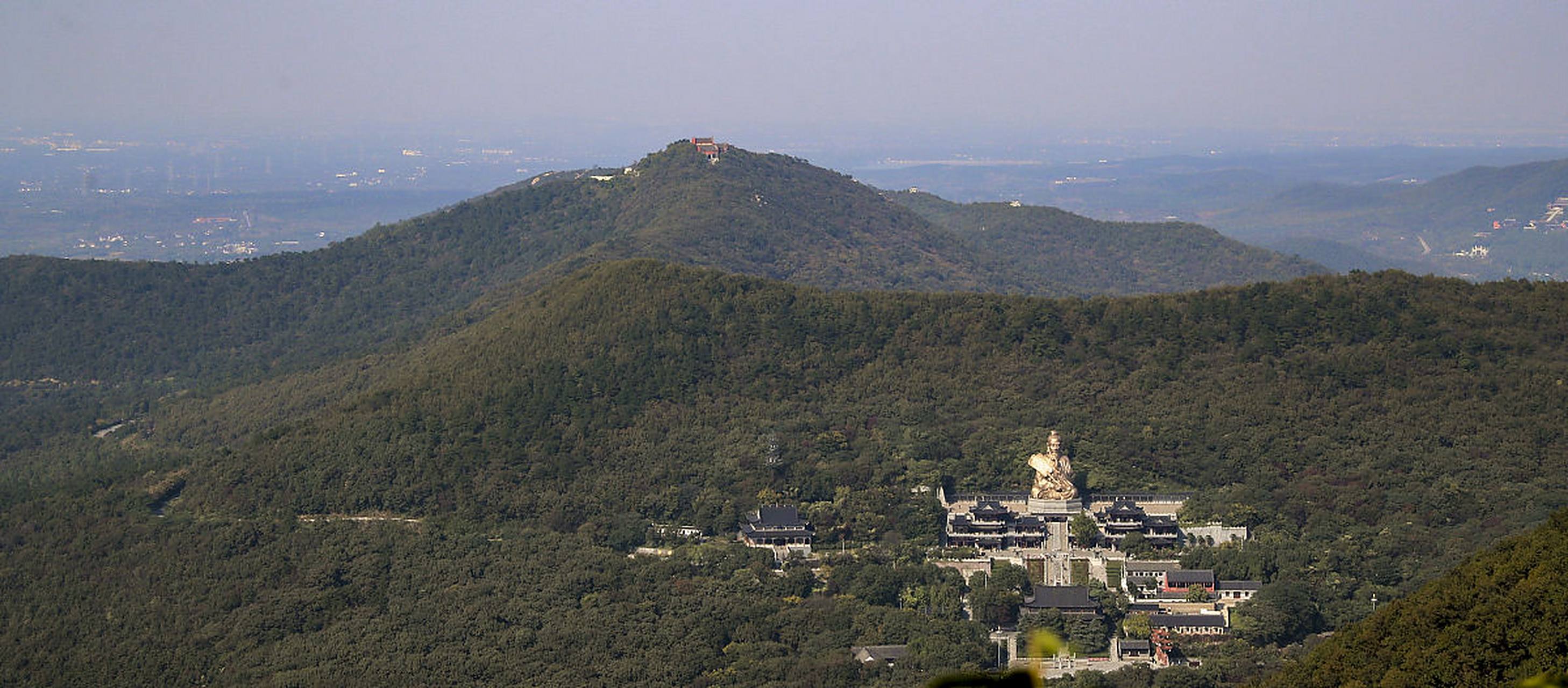 苏州缥缈峰,海拔337米,是太湖七十二峰之首,常年云雾缭绕.