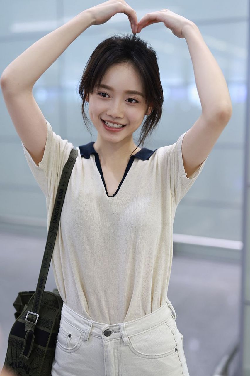 娱乐圈# 给娱乐圈00后小花们,每人一句评价语: 张子枫:演技出众,缴