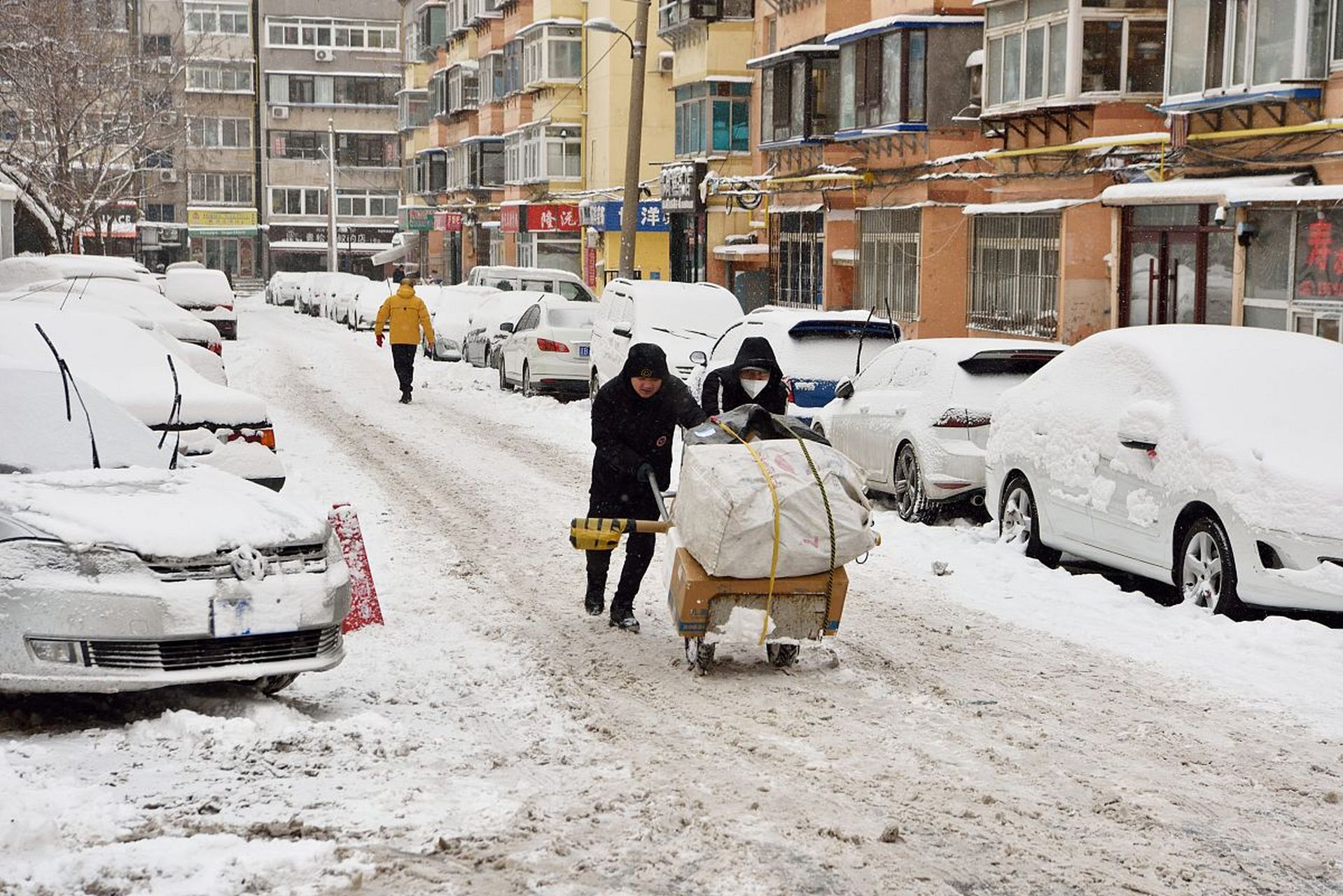近日网上纷纷报道"东北司机穿10斤棉裤冒雪送年货"这真是好人,好事!