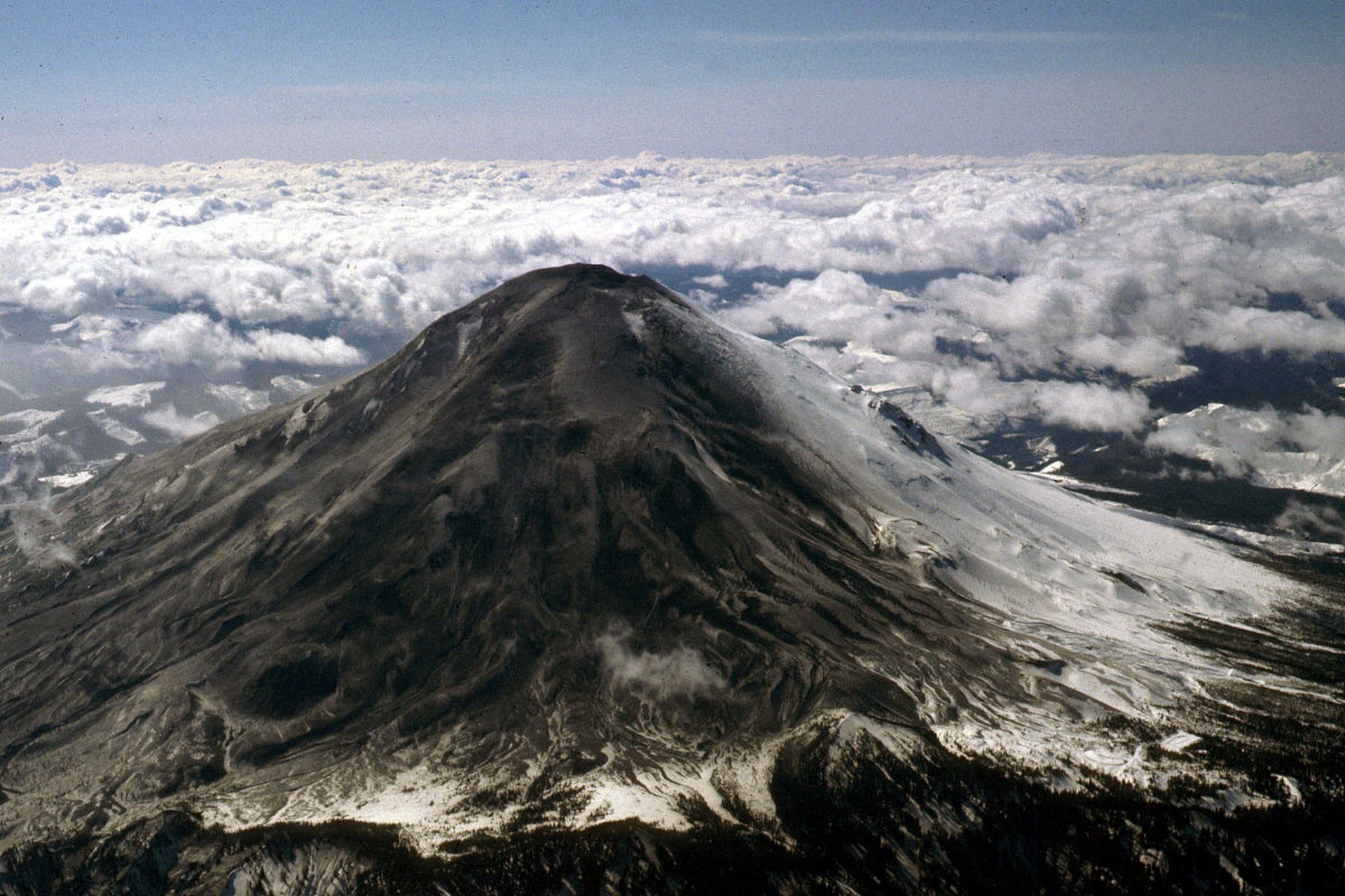 1980年3月27日,沉睡了120年的美国圣海伦斯火山爆发,巨大瓦斯云团升起