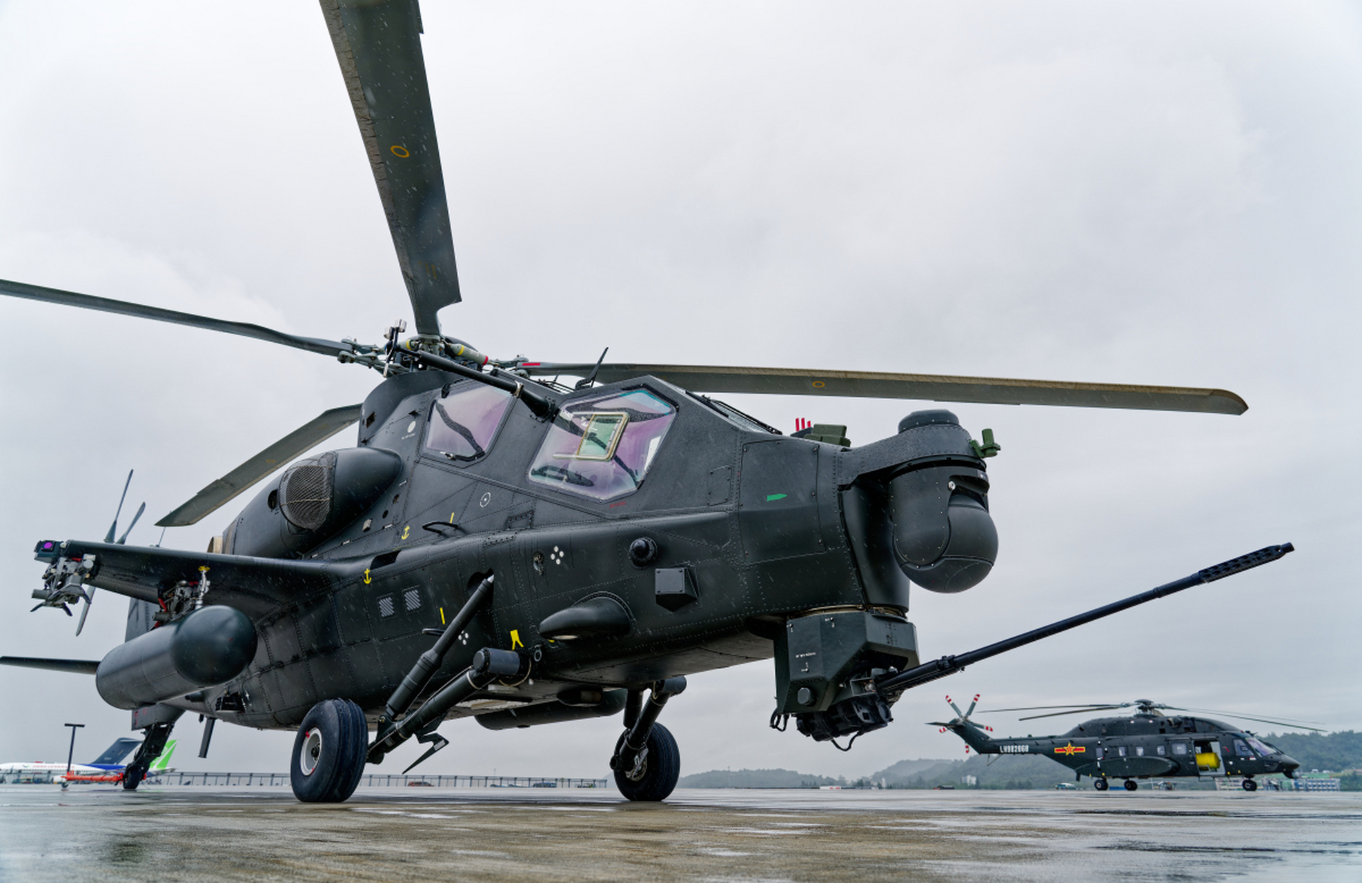 这是我国第一次出口武装直升机,据说这是一批高配版武直10,在螺旋桨