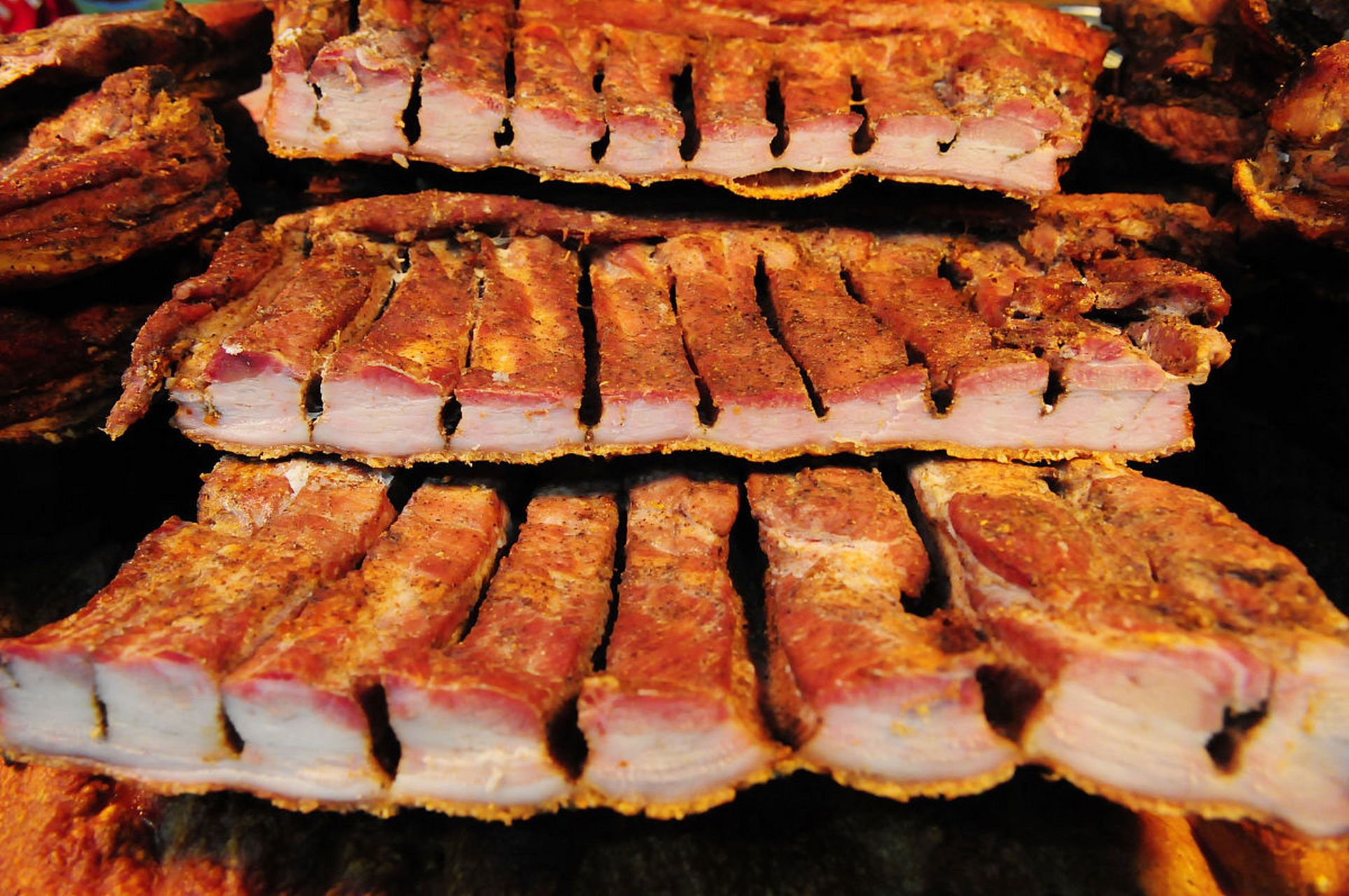 黄家烤肉是济南传统风味名吃,以鲜香味浓,皮酥肉嫩,肥而不腻,闻名于