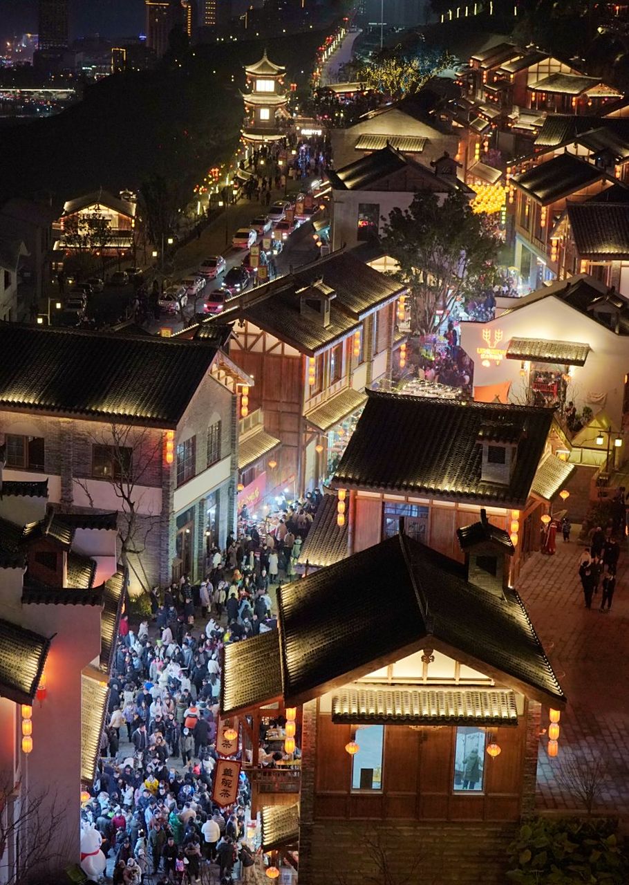 在重庆万州区,也有个"洪崖洞",名为天生城,虽然名气比不上渝中区