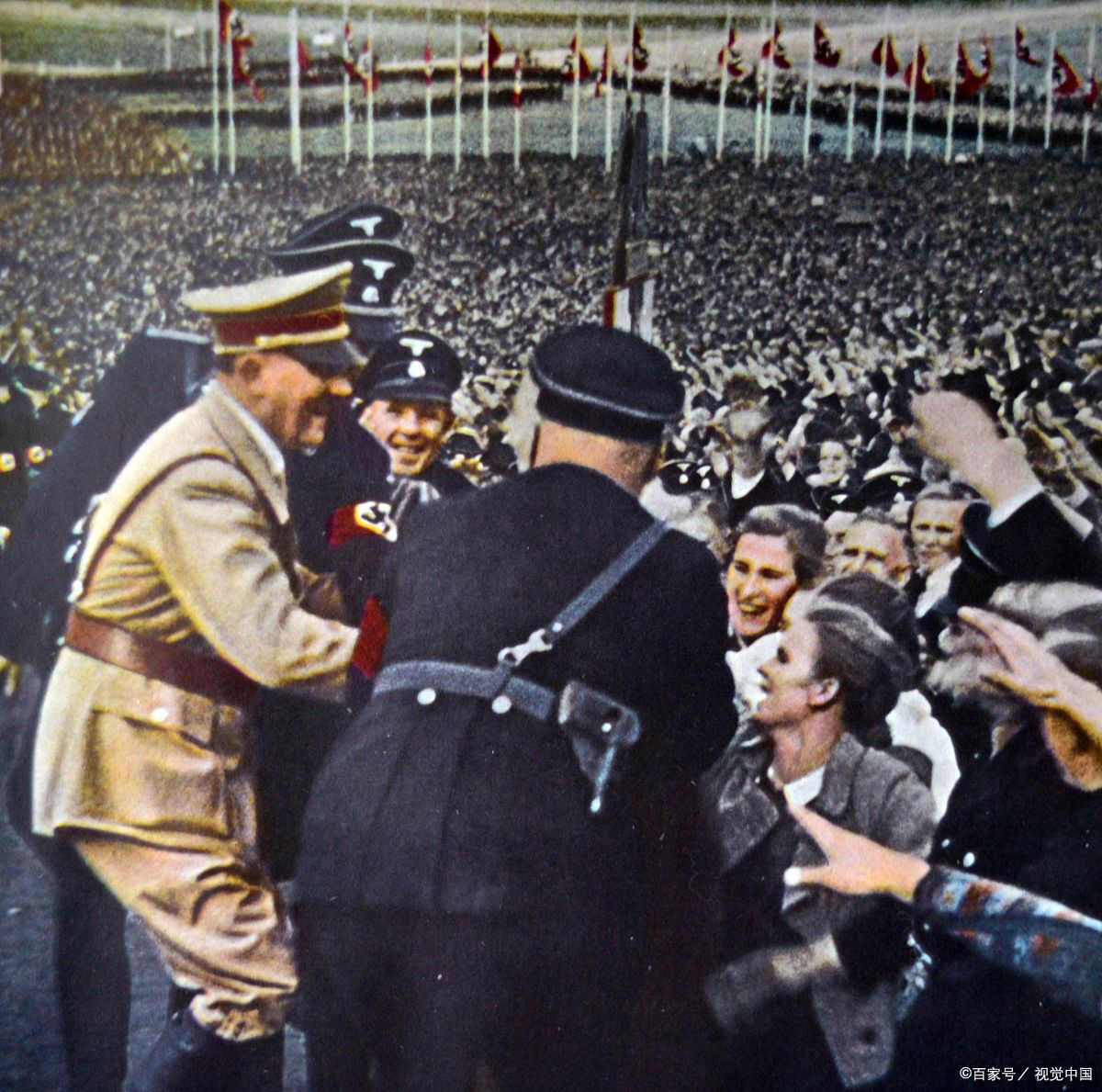 从视频上看,他不是在行礼,而是在做先手掌按