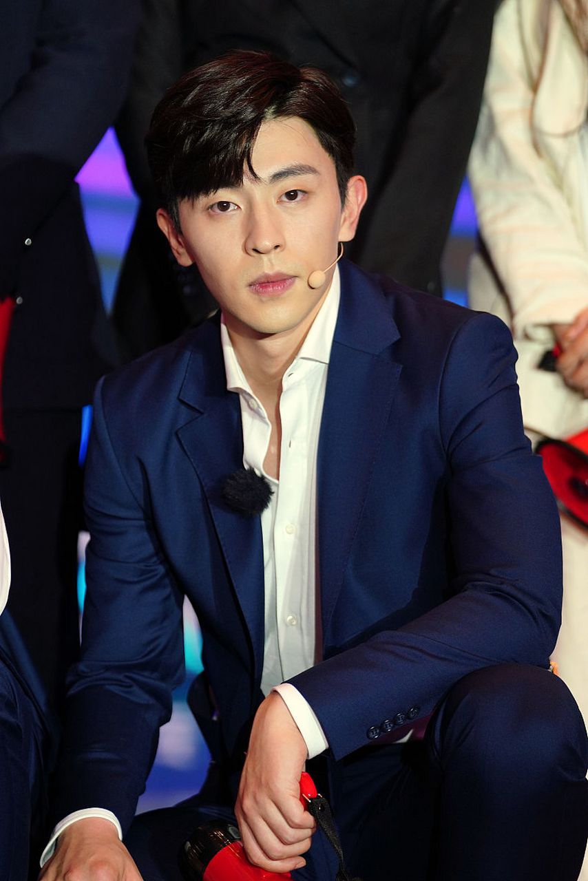 04邓伦是一位年轻有为的演员,在娱乐圈中备受瞩目.