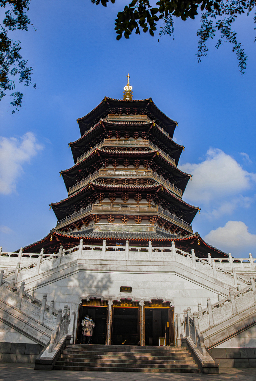 白蛇传里的雷峰塔有没有白素贞不知道,但是雷峰塔是杭州的标志性建筑