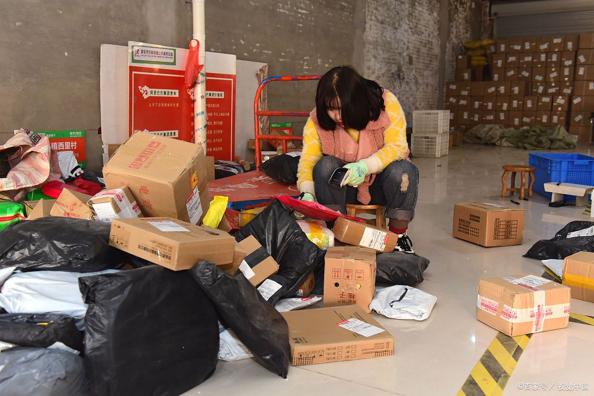 那一瞬间让你很心疼一个孩子 我去驿站拿快递,前面有个大概二十五六岁