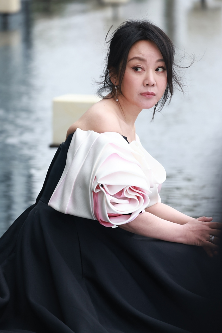 2004年,邹伟看着泪眼婆娑的妻子闫妮,冷静地说道:"100万的房子,车子统