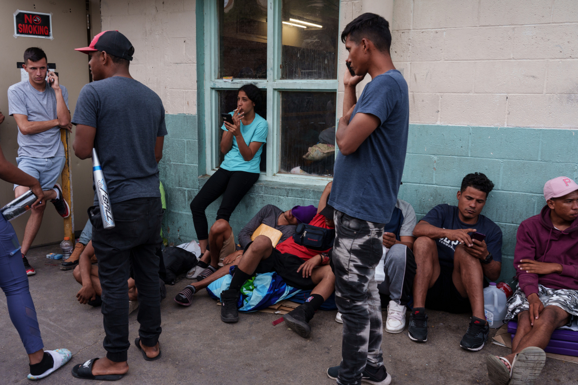 美墨边境再现非法移民潮,一未成年洪都拉斯非法移民在美国移民收容所