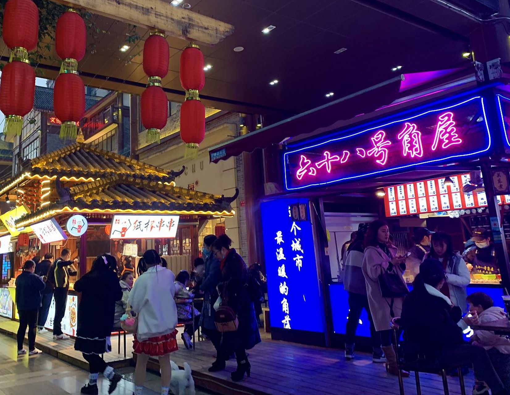 百井坊巷美食街 这条坐落在市中心黄金地段的路,一头聚集了杭城众多的