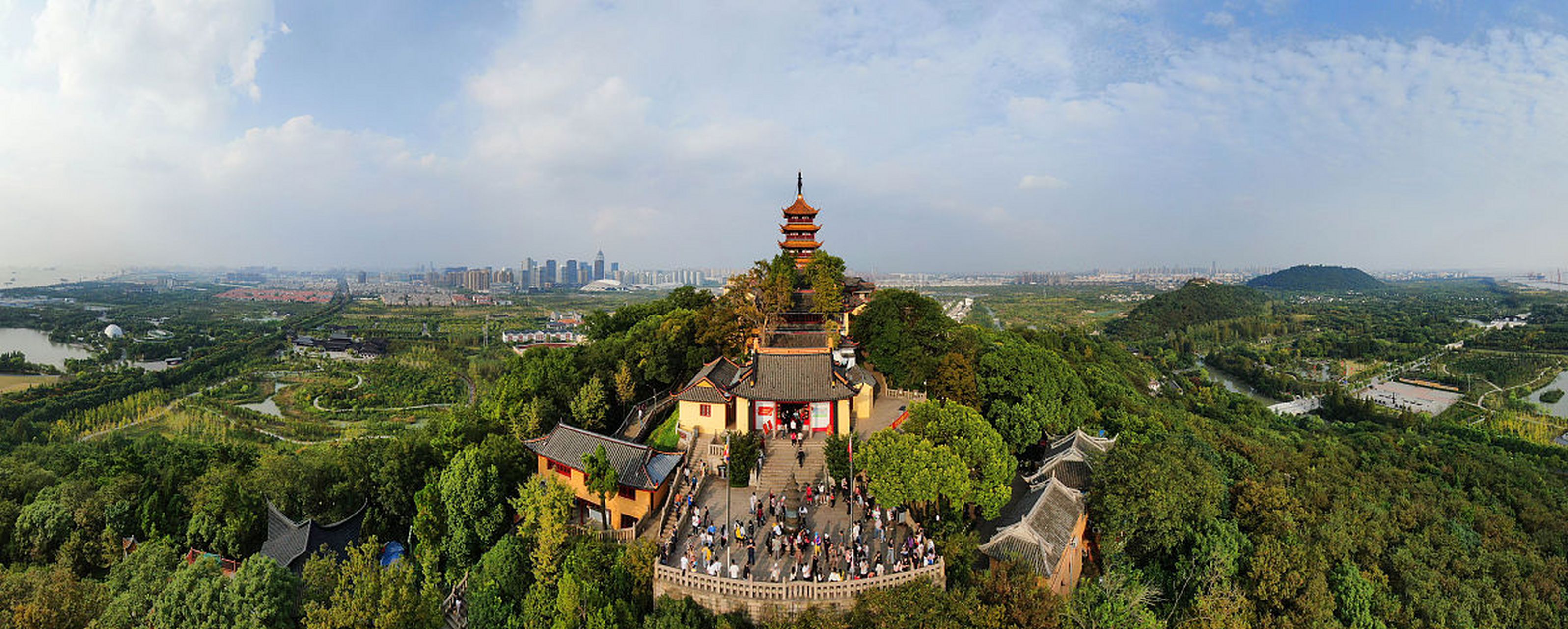南通狼山,这座历史与自然交织的神奇之地,就坐落在江苏东南沿海,倚江