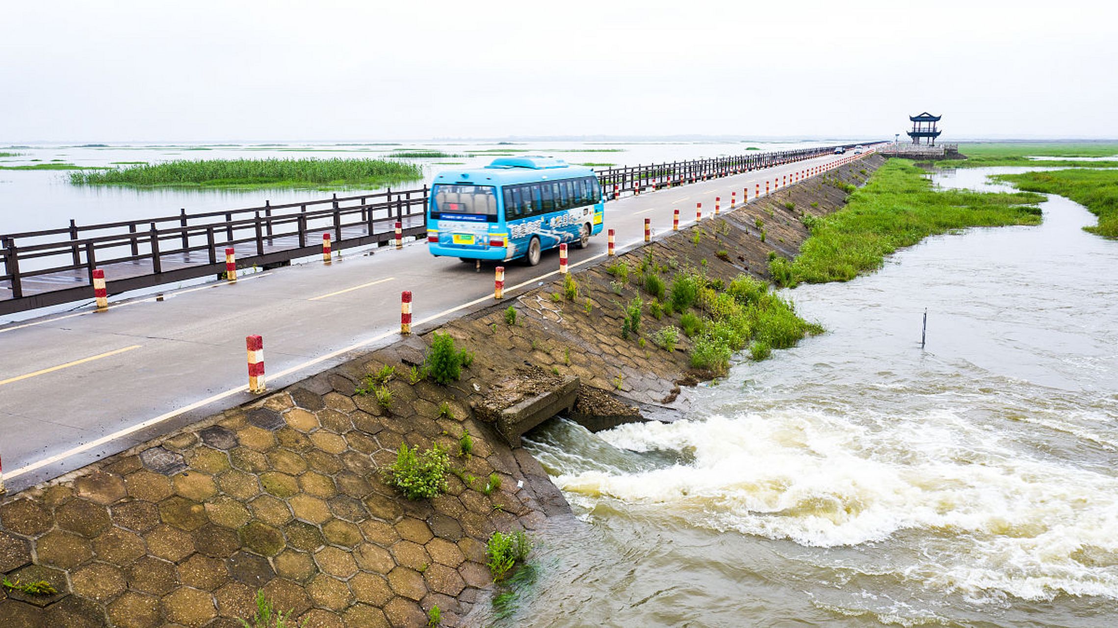 最美水上公路——永吴公路  永吴公路是一条连通九江市永修县城和吴城