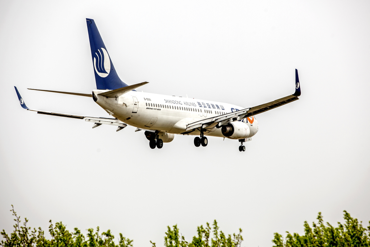 女子航班延误却见山航冒雨起飞