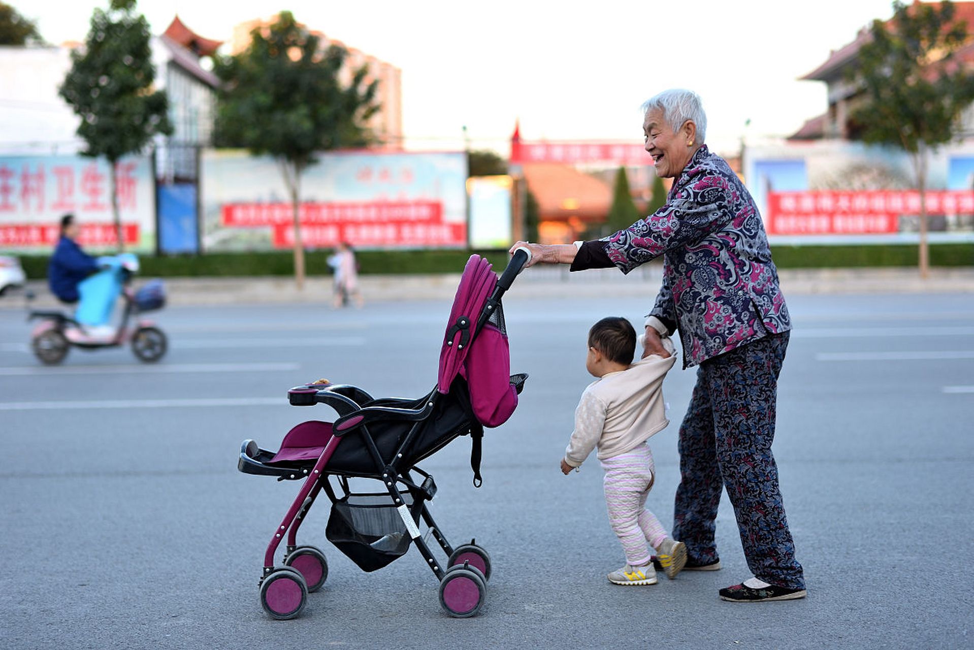 奶奶带孩子穿衣服图图片