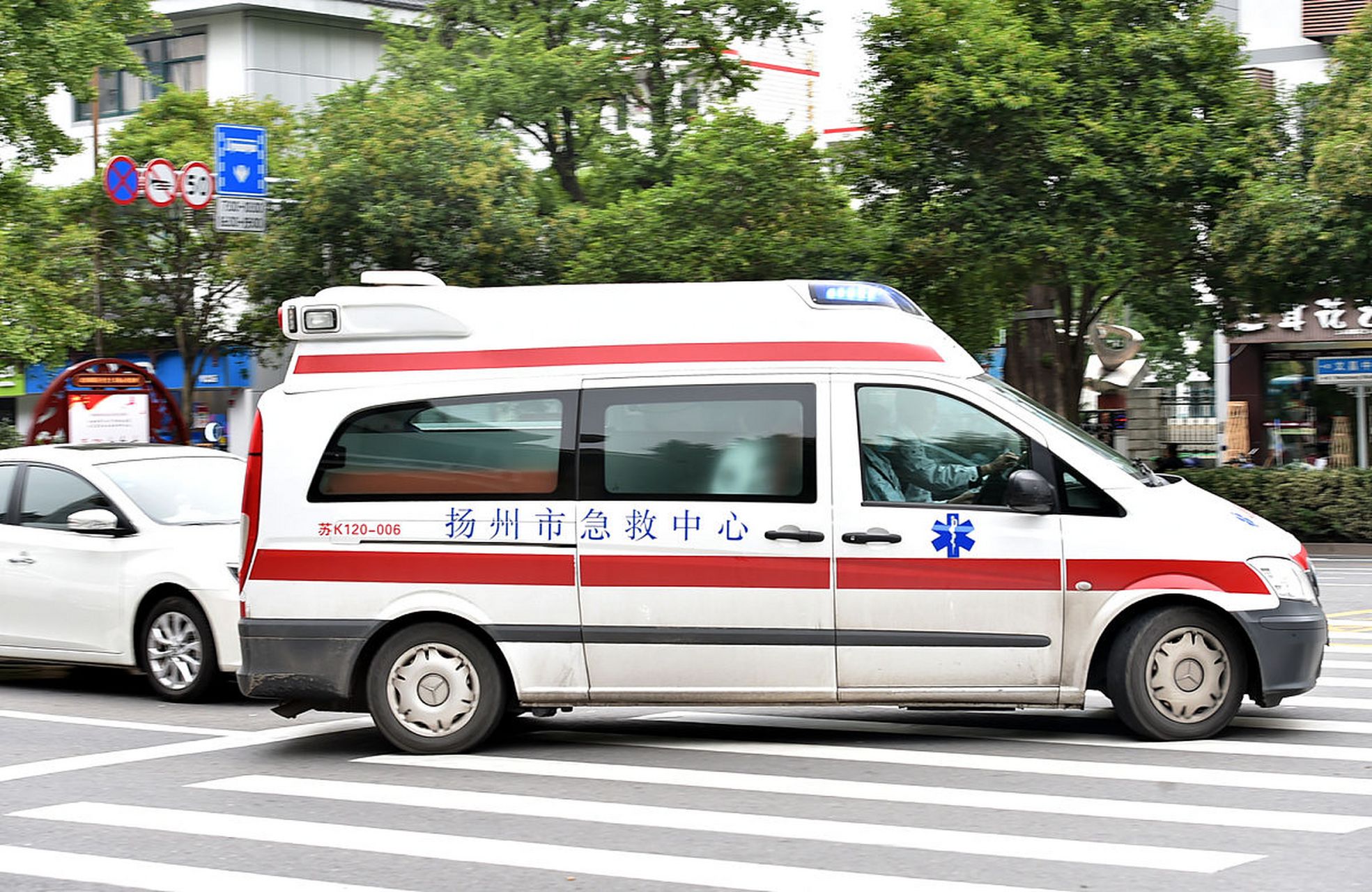 近日网上纷纷报道"南京一救护车要进厂救人保安不放行"小编认为,人命