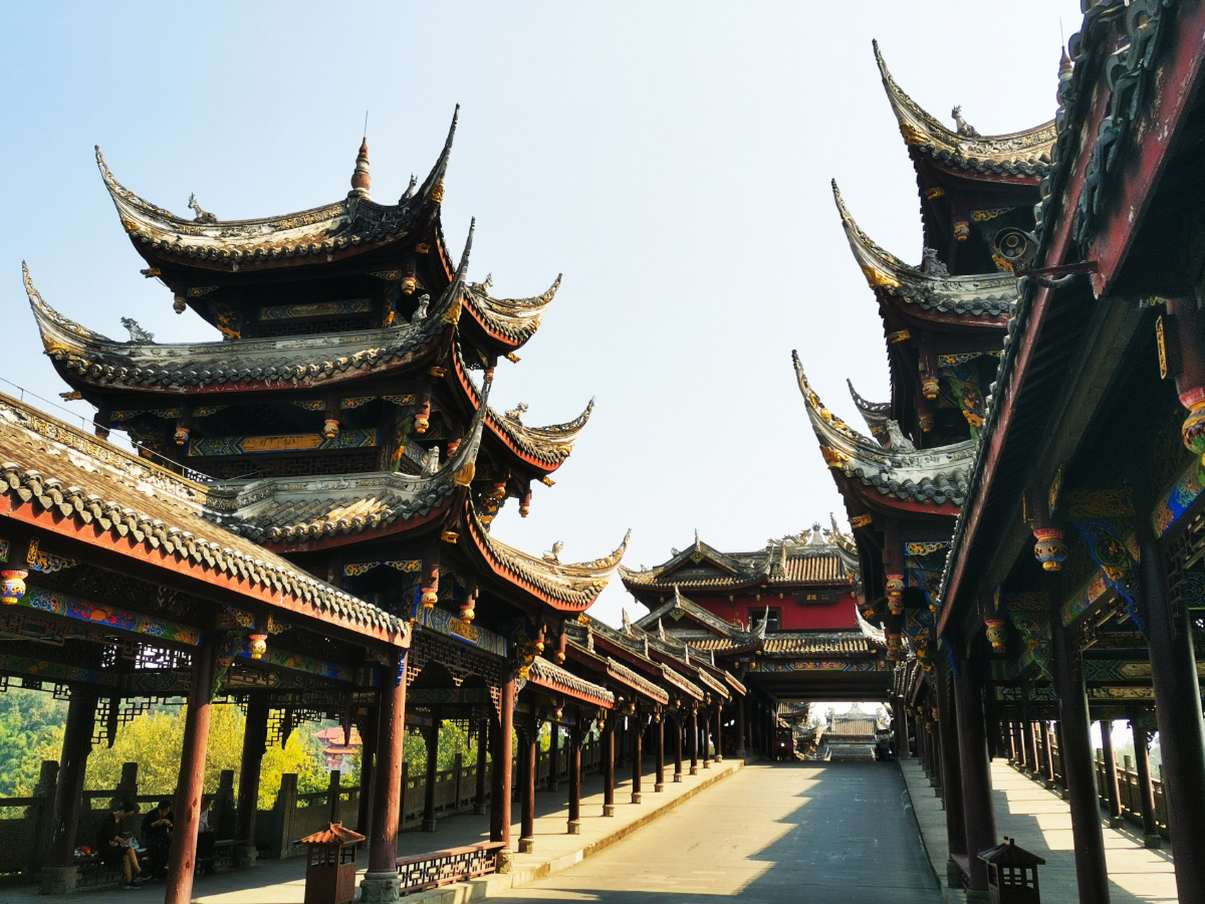 温江芙蓉古城位于成都西郊青羊界,新成温公路成-温-郫生态城市带快速