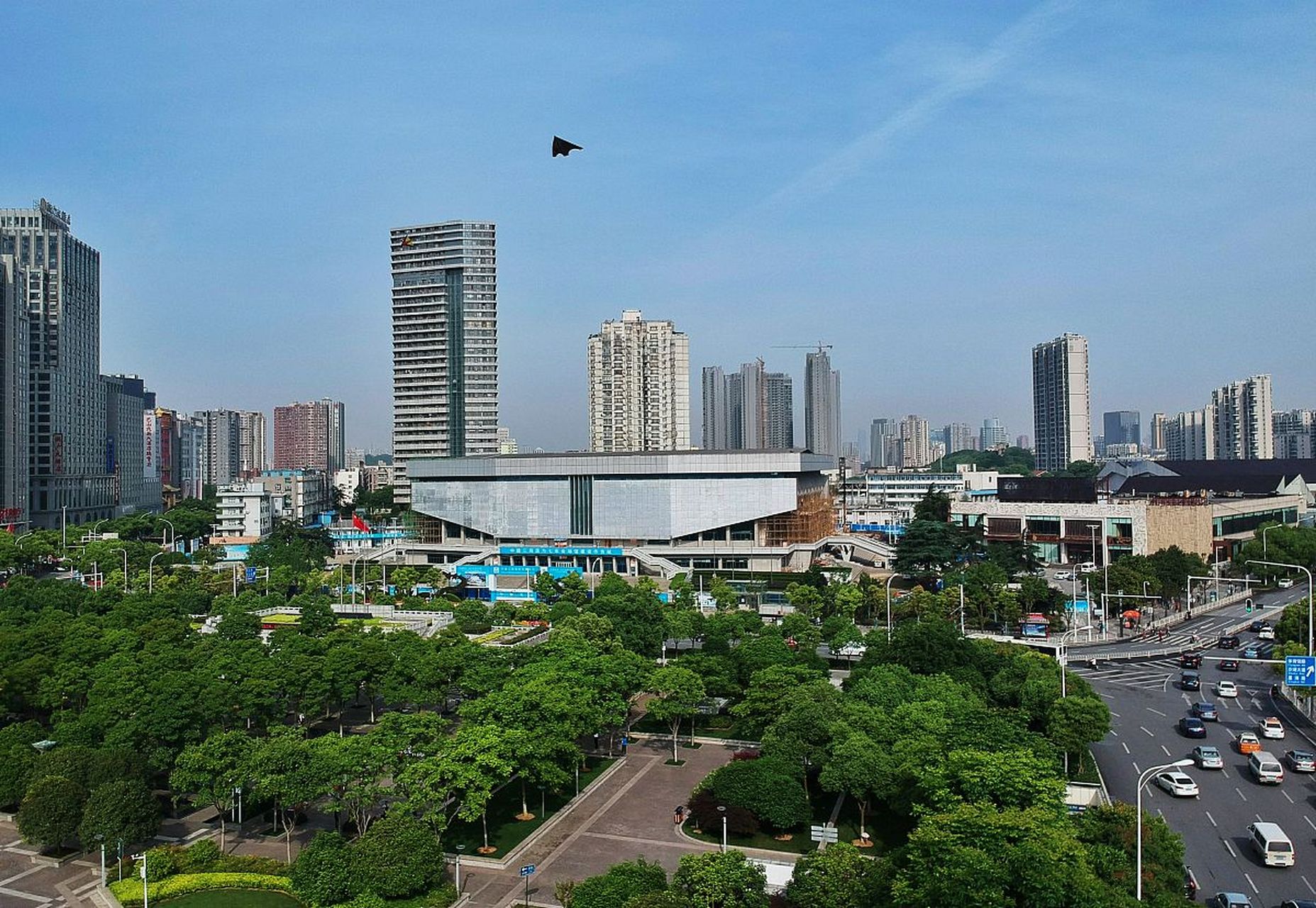 镜头里的春天# 除了赏花之外,春天游玩南宁人民广场还有许多吸引人的