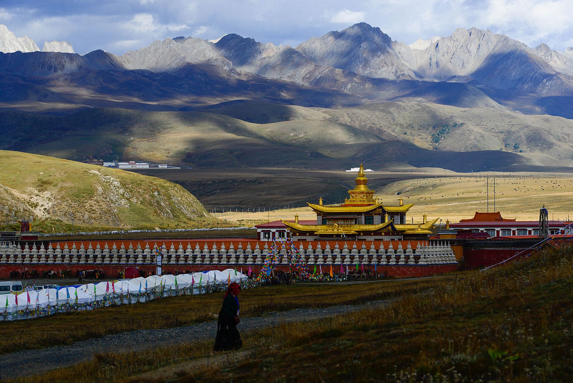 塔公寺位于甘孜州,是萨迦派(花教)的一个重要寺庙,拥有千年的历史.