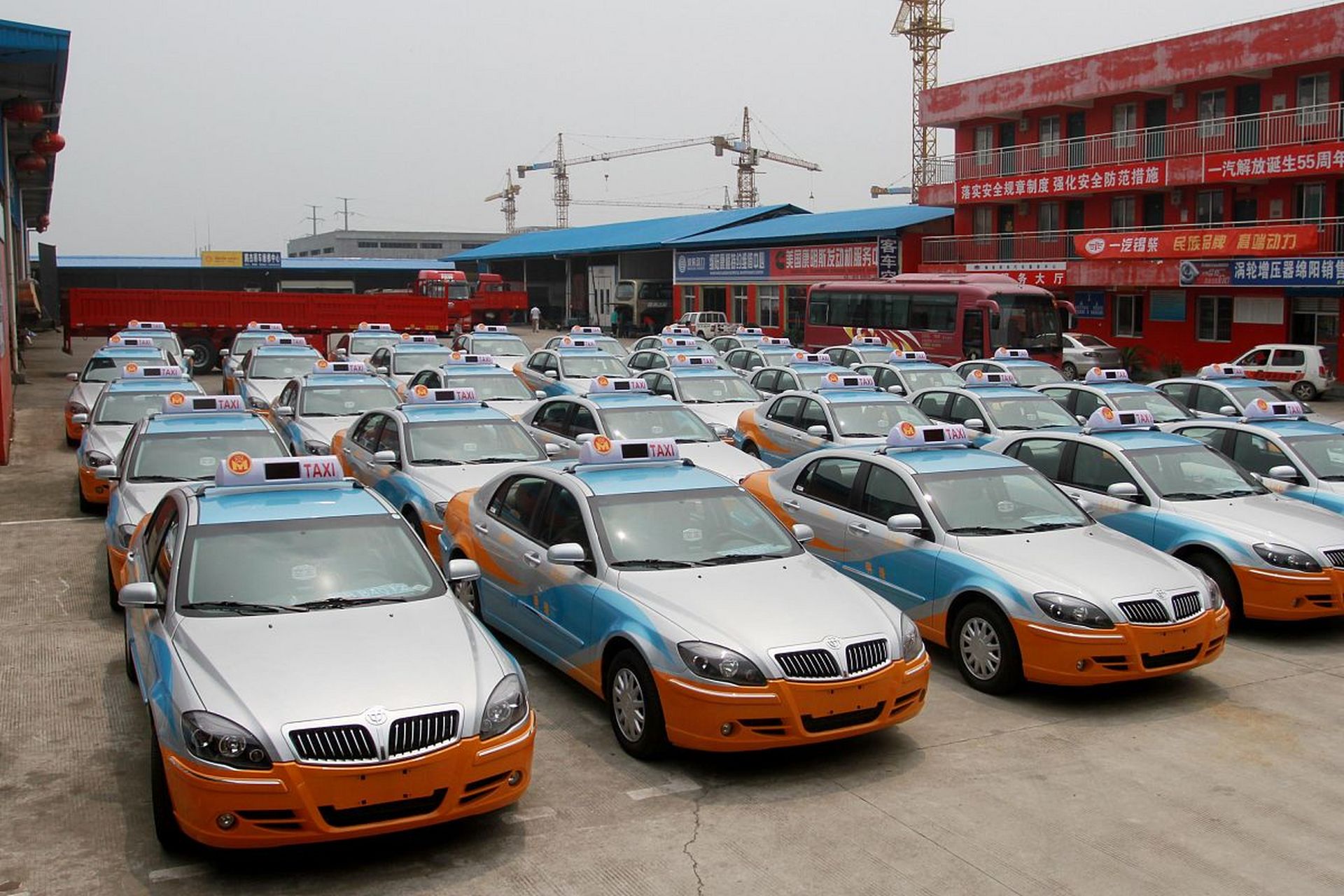 多地放宽出租车司机从业年龄限制,湖州市60周岁延长至65周岁!