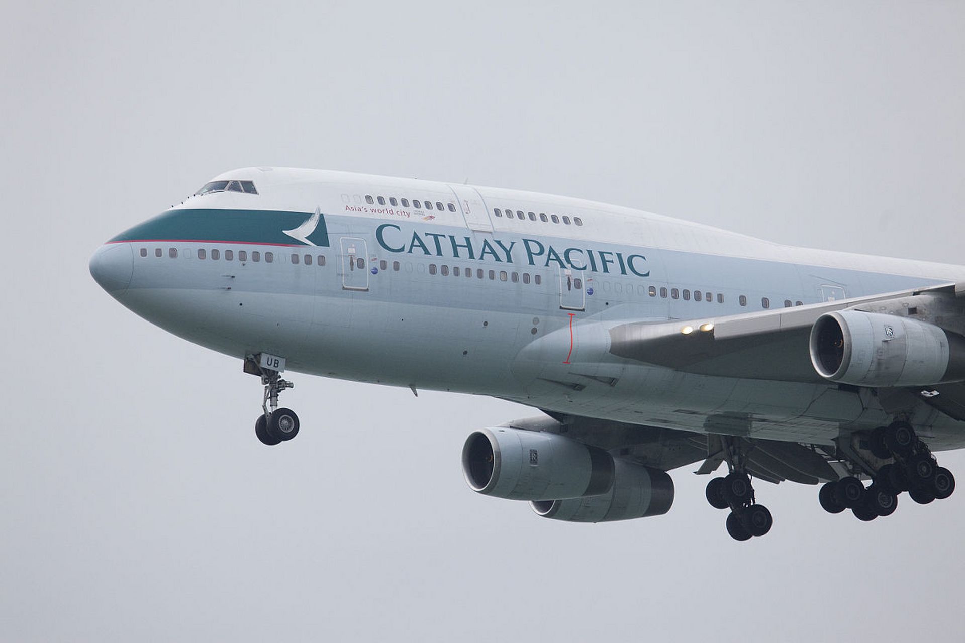 许多香港市民和旅客都计划乘飞机出行,然而,国泰航空近日出现的大量