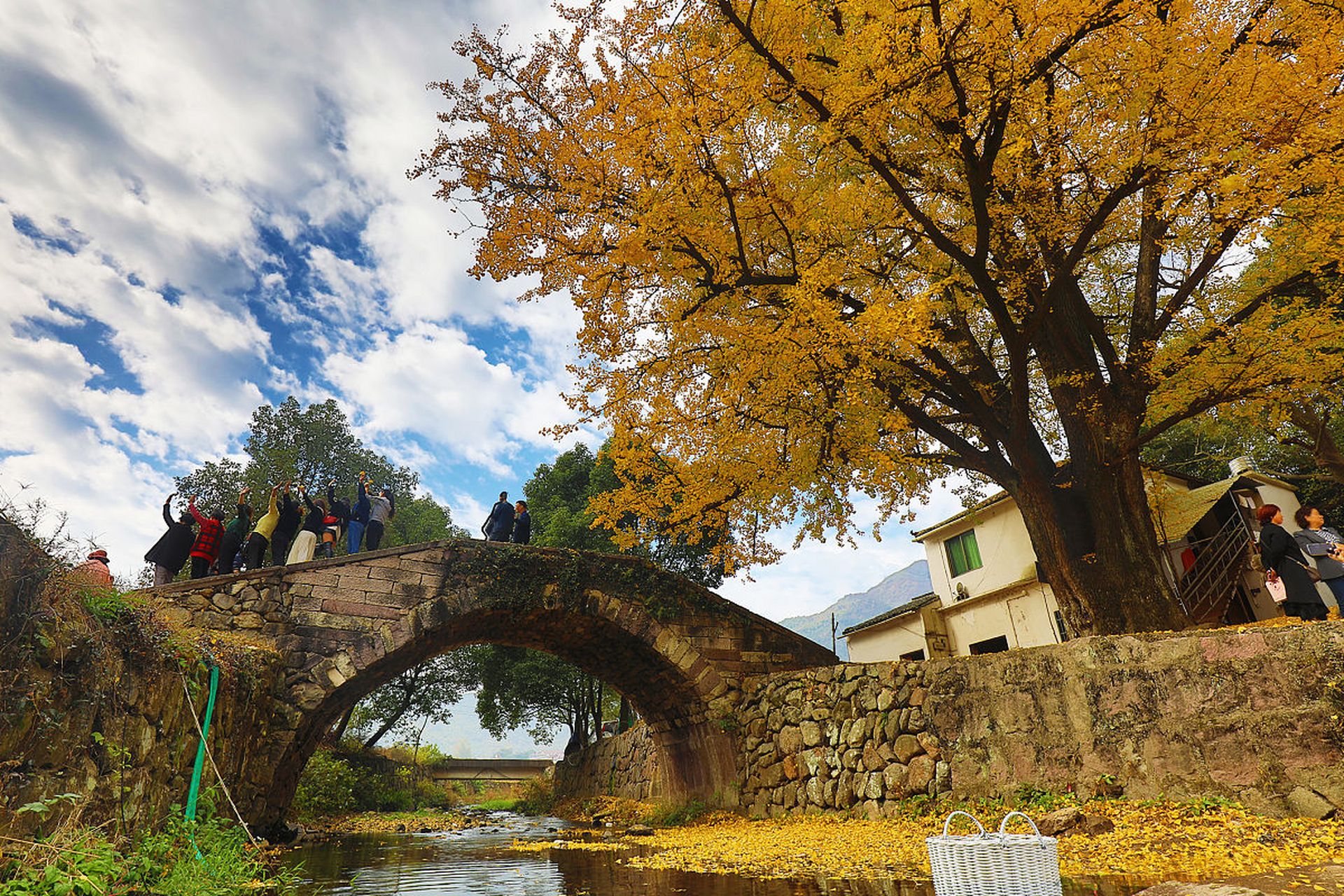 今天,我和几个好友来到了南雄景区,这里真的是太美了!