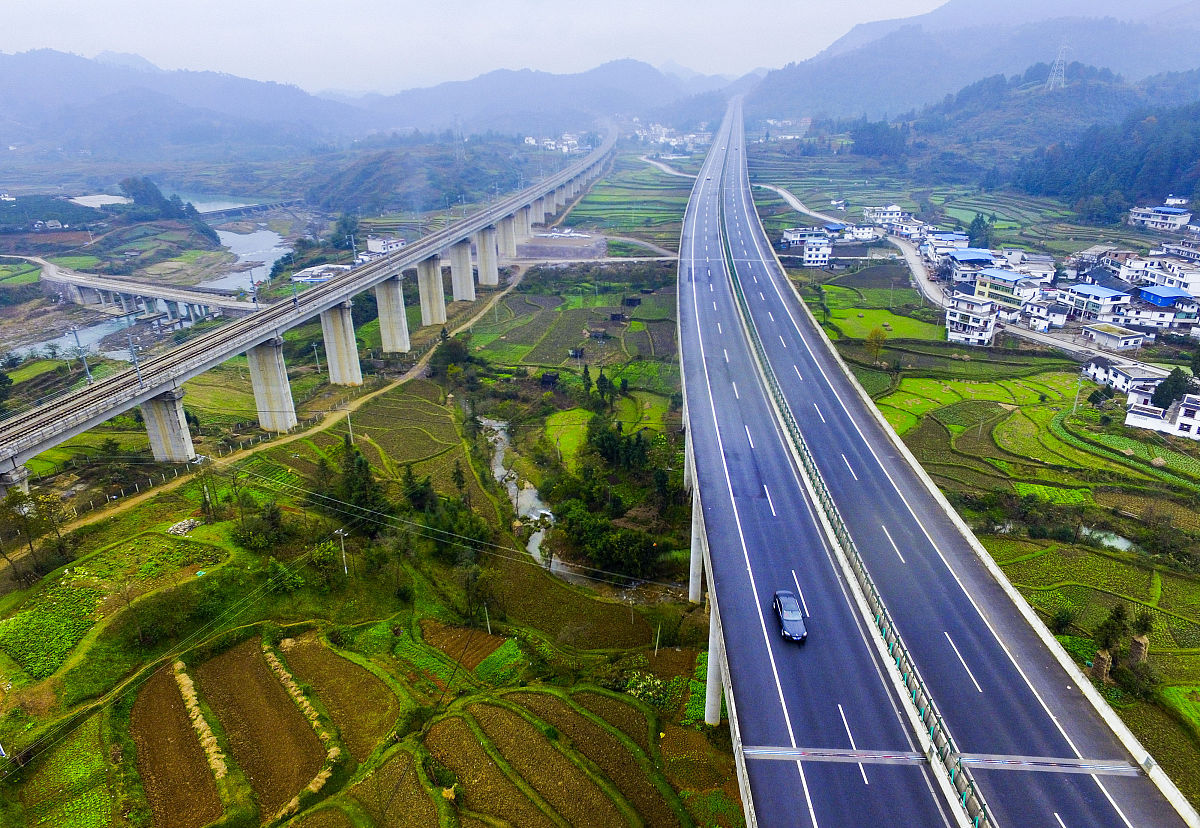 新田是永州市唯一的一个国家级贫困县,还是曾经著名的三无县:无高速