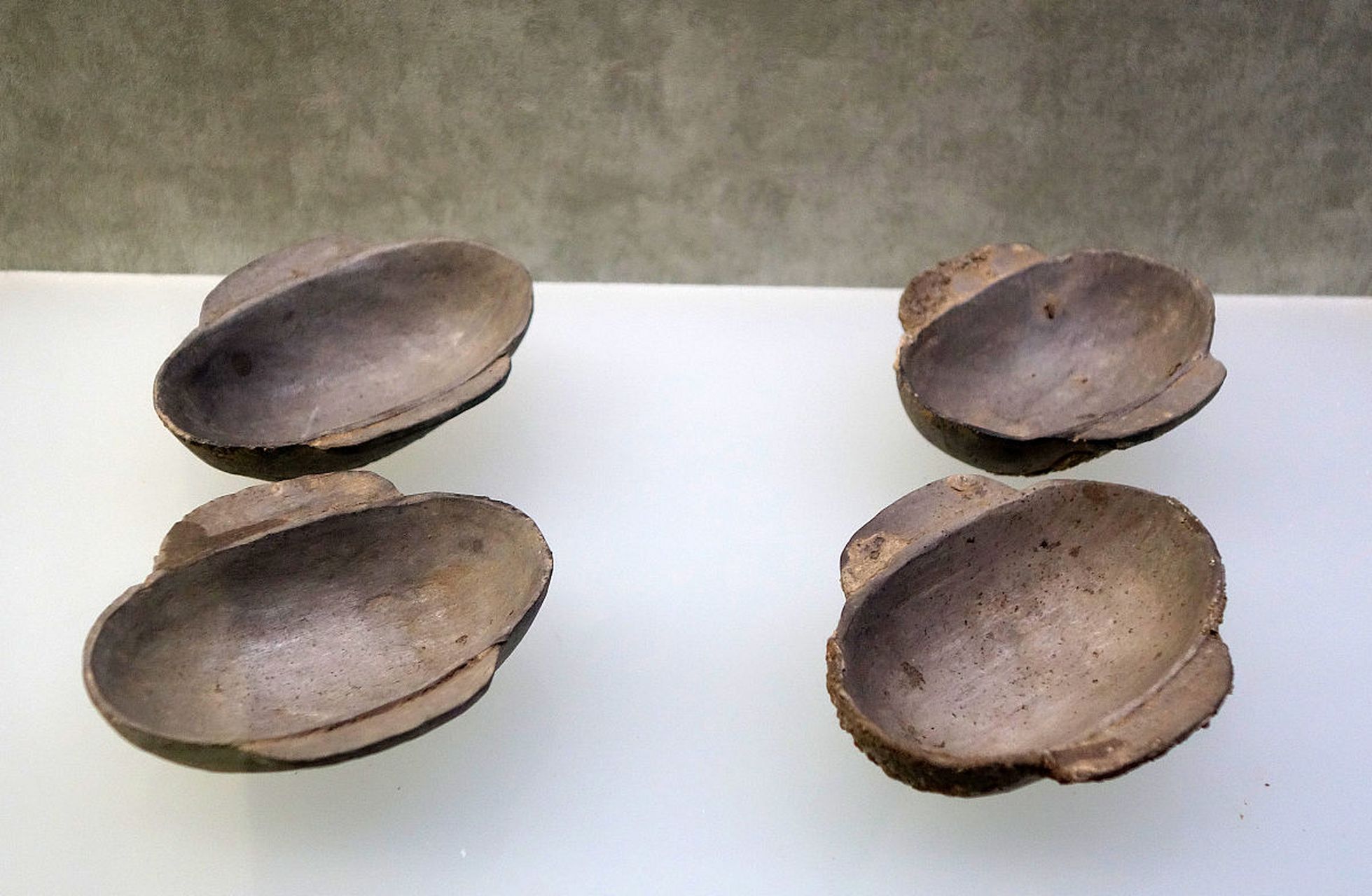 陶耳杯 古代的名称是羽觞 是三国两晋南北朝最常见的酒具 一般为漆器